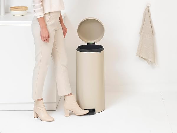 Brabantia - NewIcon Treteimer 30L - Große Abfalleimer für die Küche - Sanft Schließender Deckel - Leichte Pedalbedienung - Entnehmbarer Inneneimer - Soft Beige - 29 x 38 x 68 cm - 5