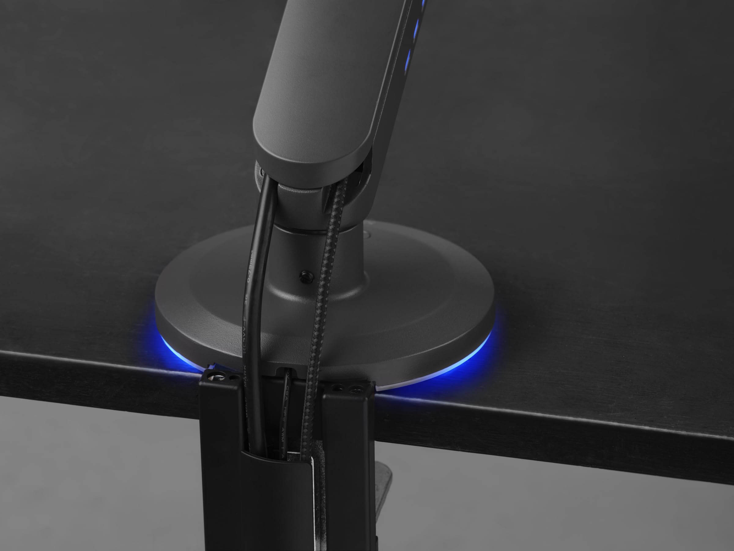 Braccio universale per monitor Gaming One for All-21-45 pollici-VESA 75/100 mm-Regolazione dell'altezza-Inclinazione (80°), rotazione (180°) e rotazione (360°) - 14 kg per schermo-Nero (DM8110)
