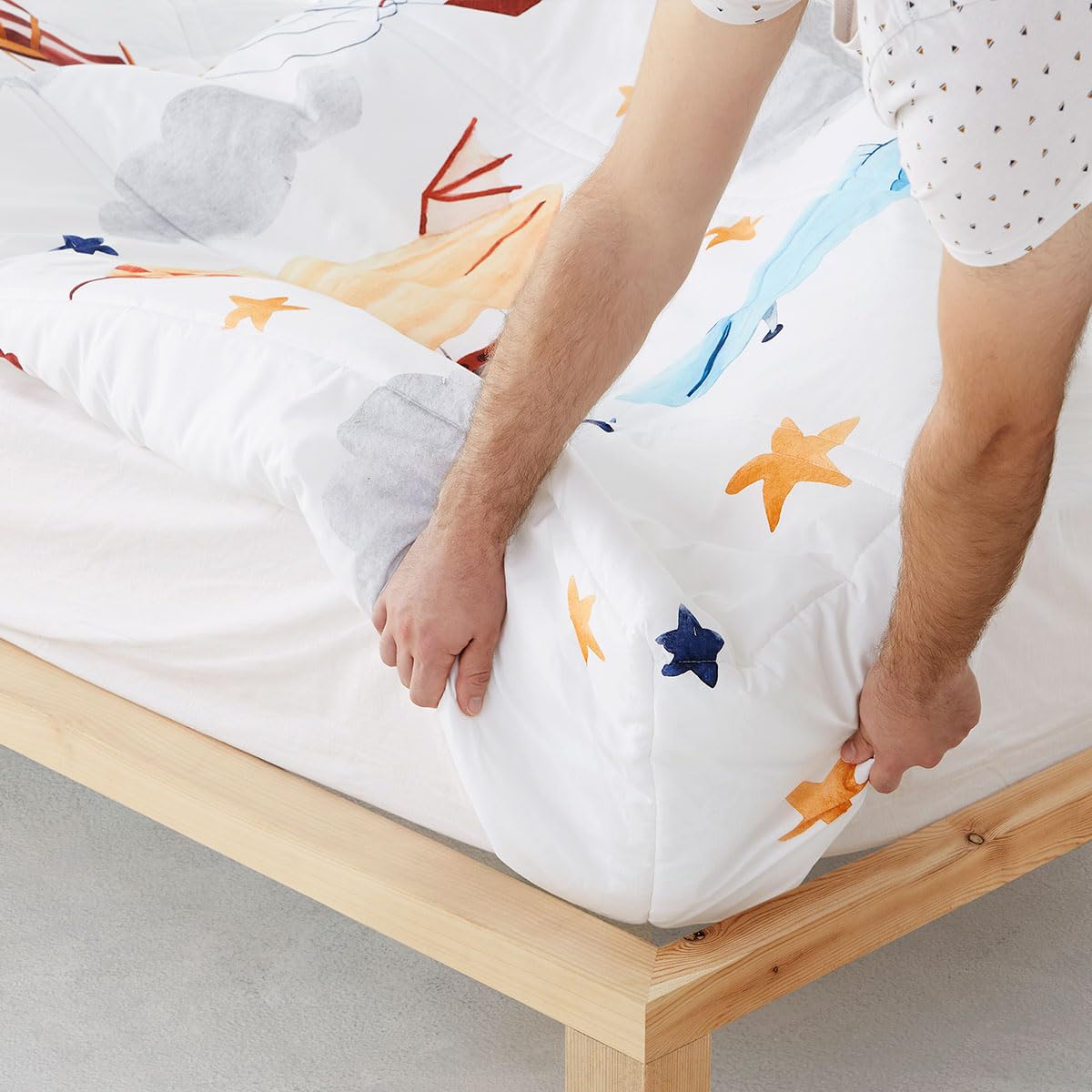 Edredón Ajustable para dormitorios Juveniles e Infantiles, Camas Nido y literas, Muy cómodo y fácil de Utilizar. Medida para Cama de 90 Modelo Estampado Letras. 65% poliester/35% algodón