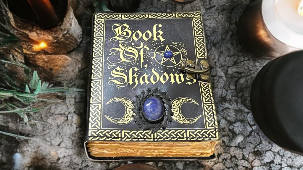 Leeres Zauberbuch der Schatten mit keltischem Lapislazuli Stein - Vintage Leder Journal mit Schloss, Grimoire Junk Journal, Leder Skizzenbuch Notizbuch, 200 Büttenseiten - Hexerei Geschenk für Sie