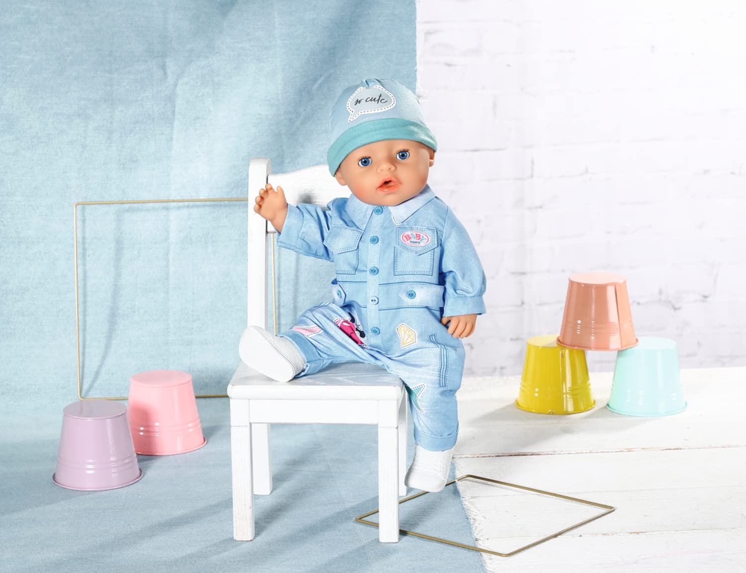 BABY born Deluxe Jeans kombinezon - pasuje do lalek 43 cm - zawiera kombinezon, kapelusz i buty, łatwe dla małych dłoni - promuje empatię i umiejętności społeczne - odpowiedni dla dzieci w wieku od 3
