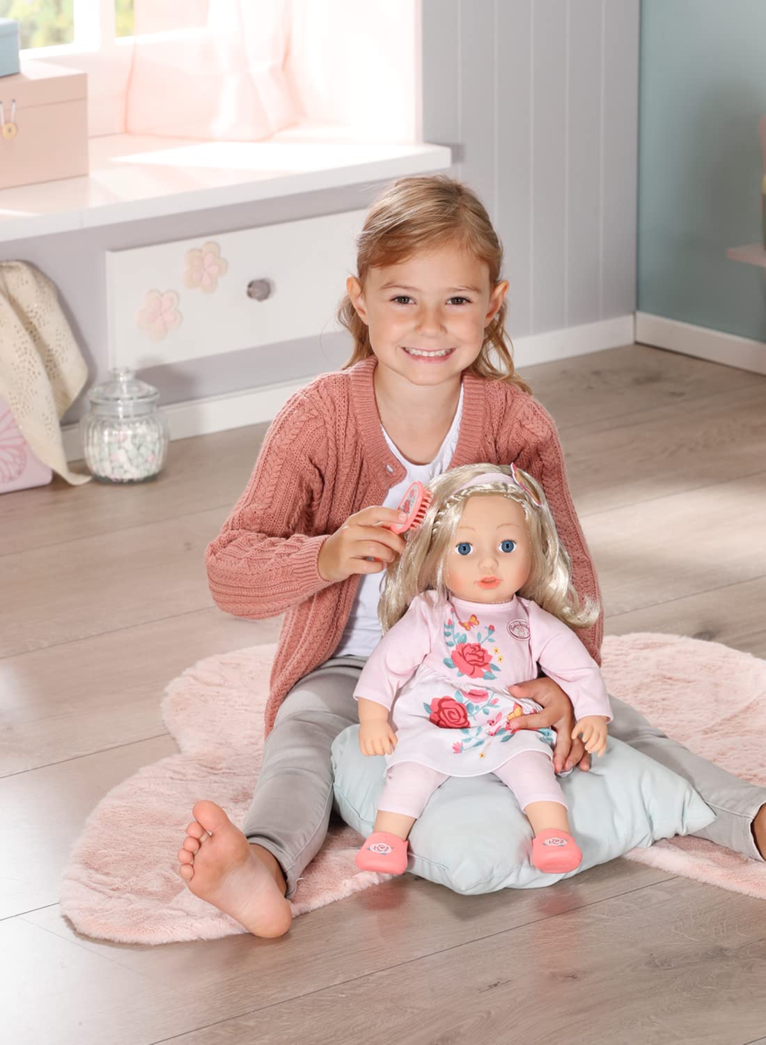 Baby Annabell Sophia – 43 cm miękka lalka z włosami do stylizacji – odpowiednia dla dzieci w wieku od 2 lat, idealna lalka dla małych dzieci i młodszych dzieci – zawiera lalkę, szczotkę do włosów i strój, 706572