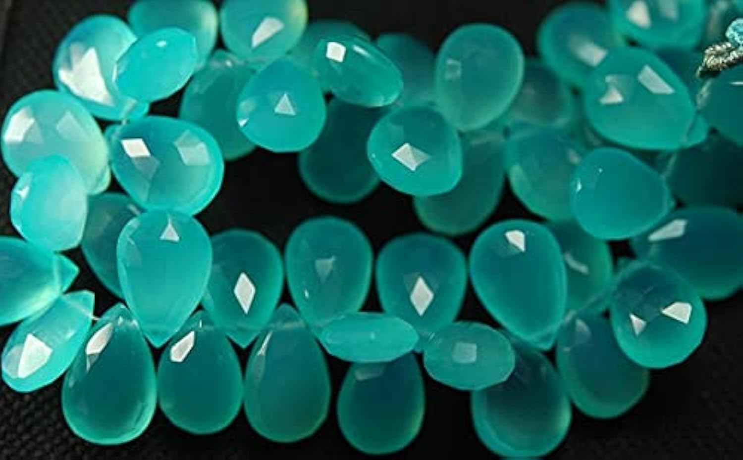 Chalcédoine aqua briolettes sur fil de 8 pouces pour offrir un cadeau artisanal