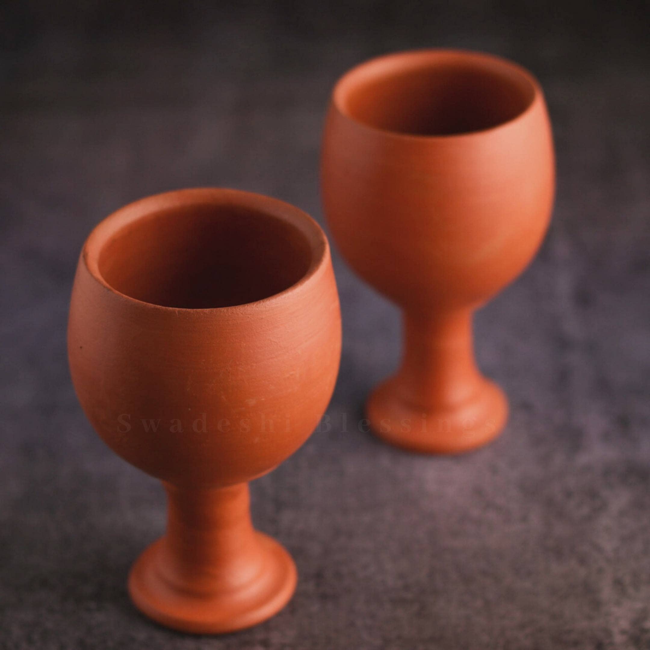 Verres vintage en argile pour apéritif et dîner authentique en terrasse