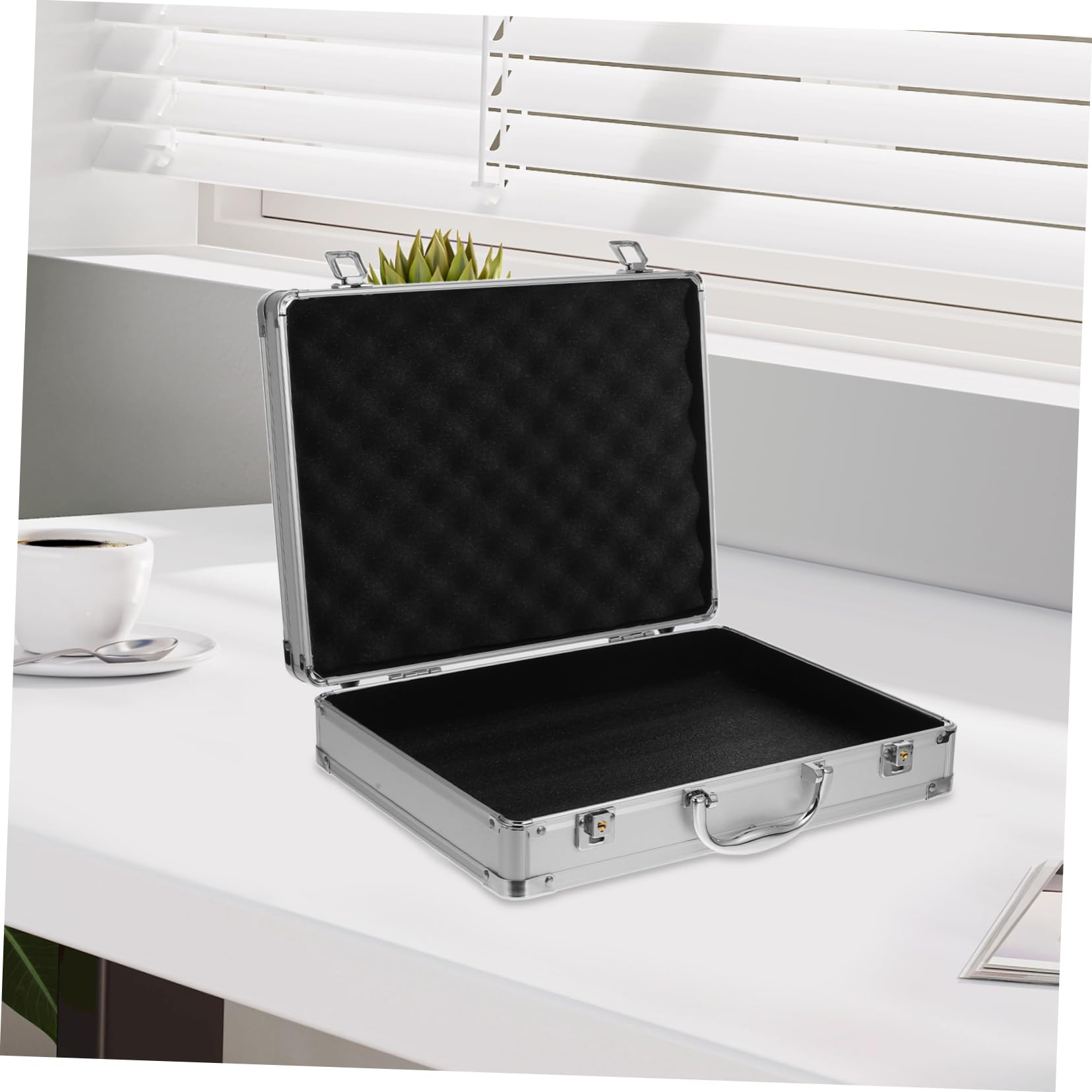 Caja de Herramientas Portátil de Aluminio Protección Antiimpactos, Cerradura Segura, Capacidad Mediana 36x27,5x7 Cm, Organizador Multiusos para Camping y Uso Profesional, 1 Unidad