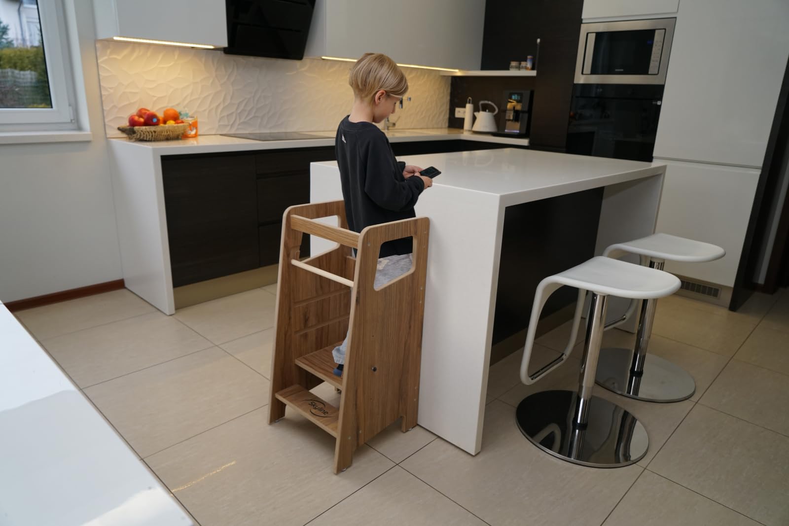 Skyline Steh und Lernturm Baby ab 1 Jahr Montessori Learning Tower Höhenverstellbar Tritthocker Kinder Indoor Möbel Kinderzimmer Trittschemel Kitchen Helper Hochstuhl Faltbarer Braun Holzimitat