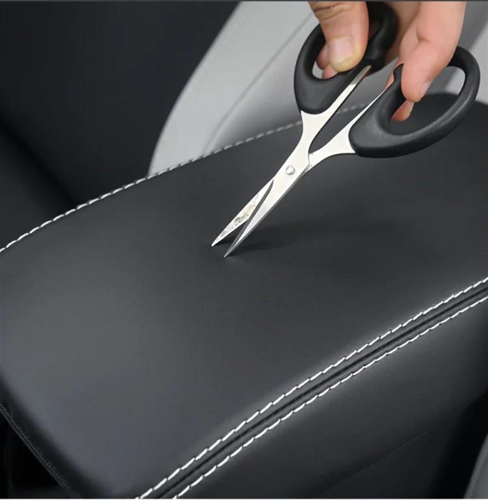 Pojemnik na podłokietnik do Toyota Cross XG10 2021-2023 (czerwona linia
