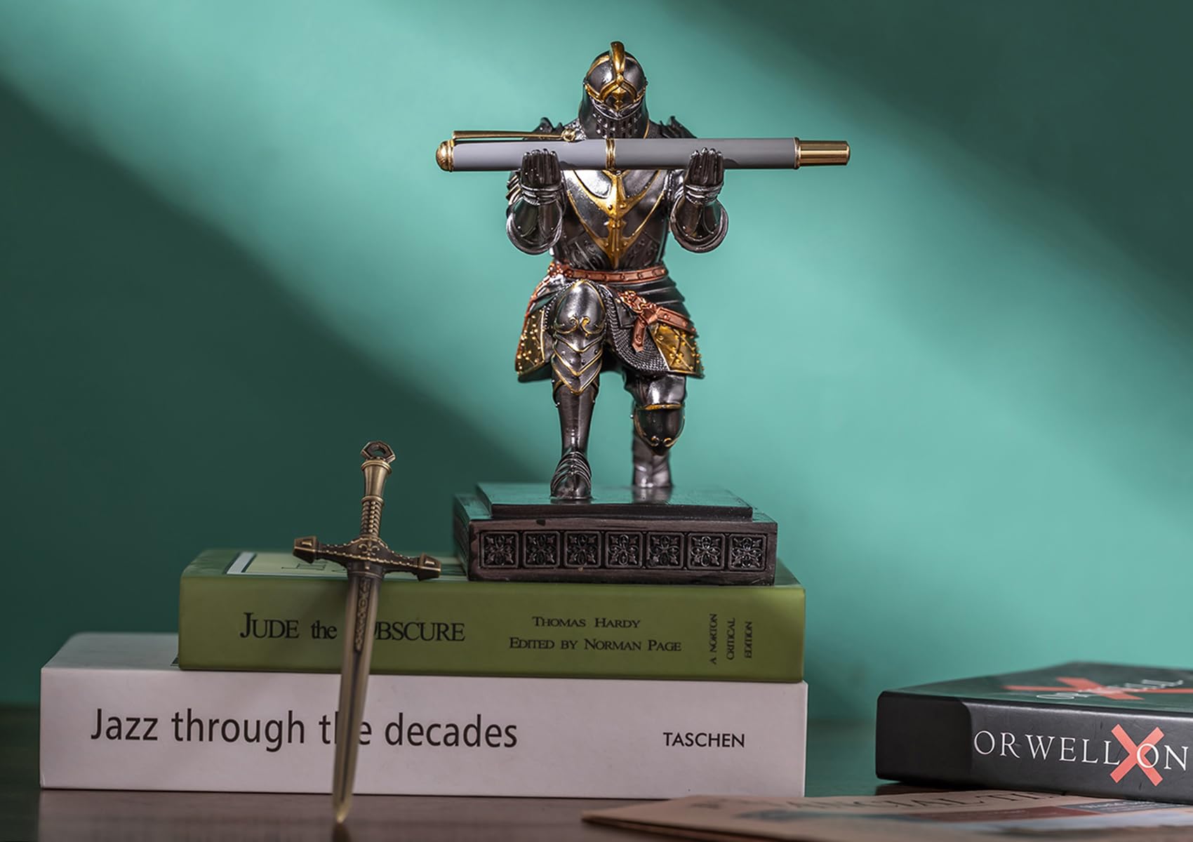Königlicher Wache Ritter Stifthalter Stiftständer Schreibtisch-Organizer und Zubehör Harz-Bleistifthalter als Geschenk mit einem schönen Brieföffner für Büro- und Heim-Schreibtisch-Organizer