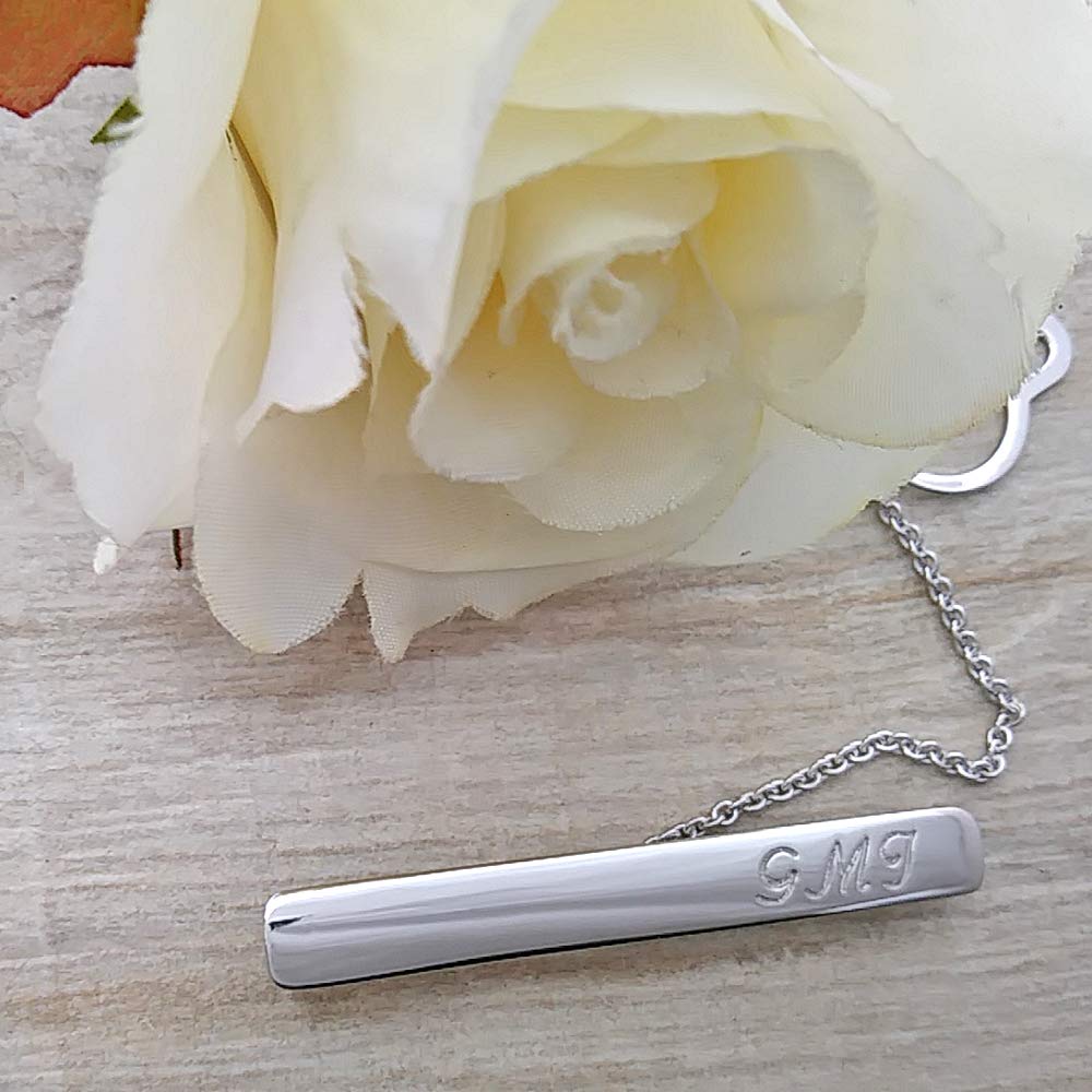 Fermacravatta in argento 925 millesimi rodiato con iniziali incise personalizzate.