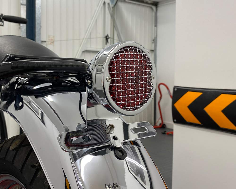 Fanale posteriore a LED per moto, stile vintage, con griglia in rete retrò e supporto per targa, ideale per Cafe Racer, Chopper e moto personalizzate, LED da 12 V (cromato)