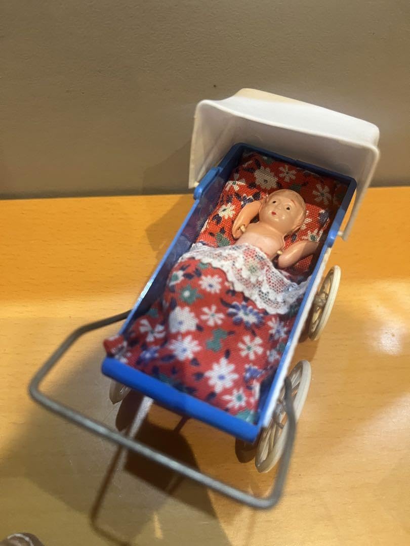 ピンクのアンティーク風ベビーカー ボードヘニッヒ ドールハウス ミニチュア ピンクのアンティーク風ベビーカー ボードヘニッヒ ドールハウス