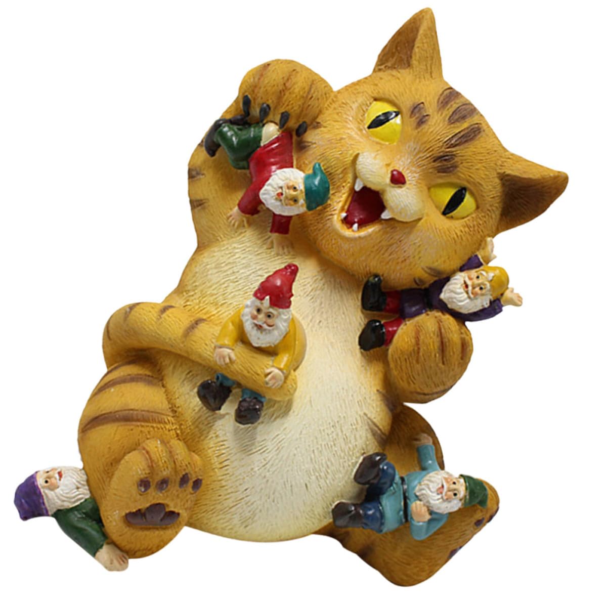 Chaton mangeant un nain statue de jardin pour égayer votre balcon et intérieur