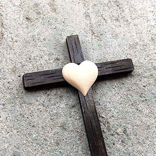 Cruz de pared de madera oscura con corazón para regalos religiosos católicos 3