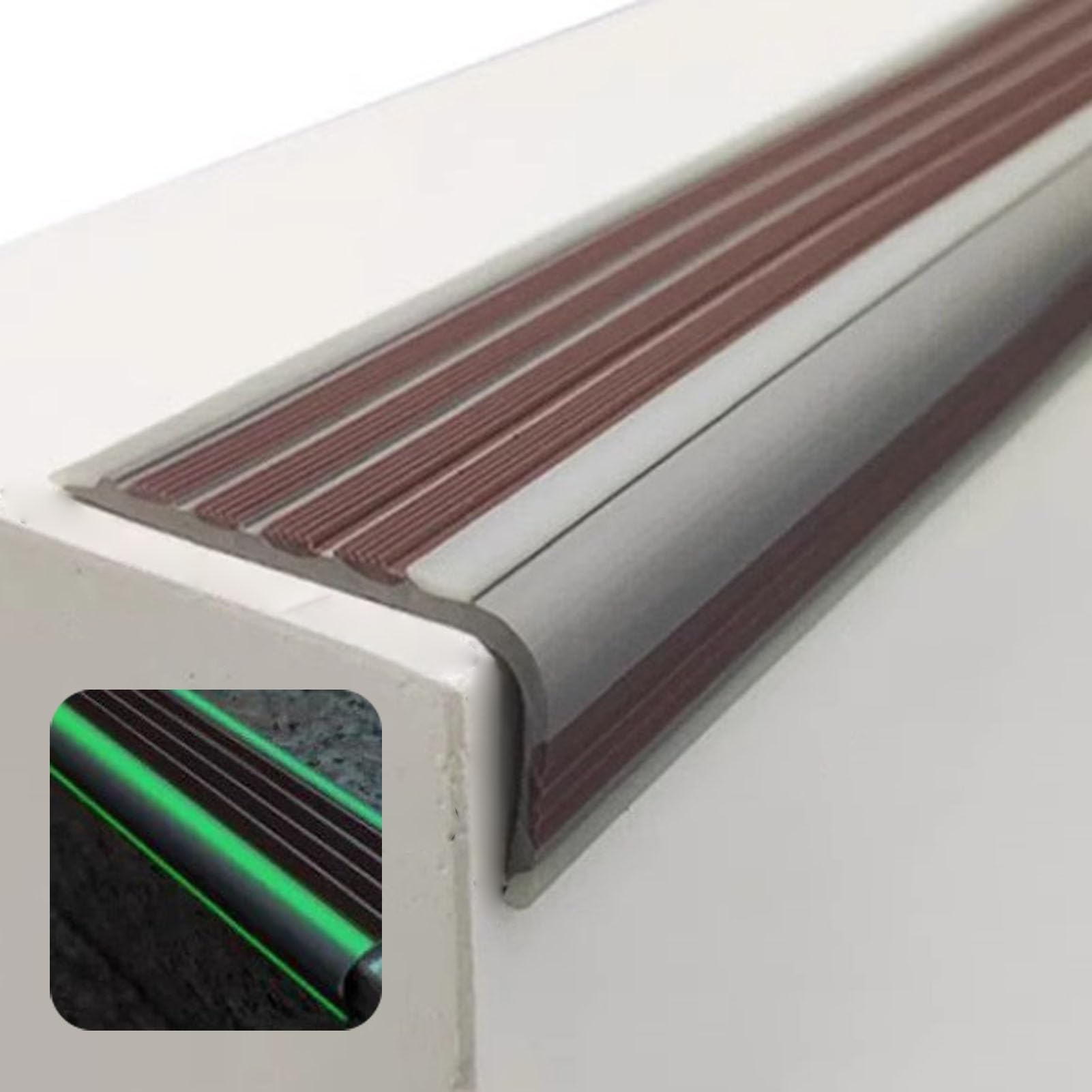 Leuchtender Treppenkantenschutz aus Vinyl – Zuschneidbare, rutschfeste und wasserdichte Treppenkantenprofile in L-Form, braun, 15 m (49,2 ft) für mehr Sicherheit und ein ansprechendes Design