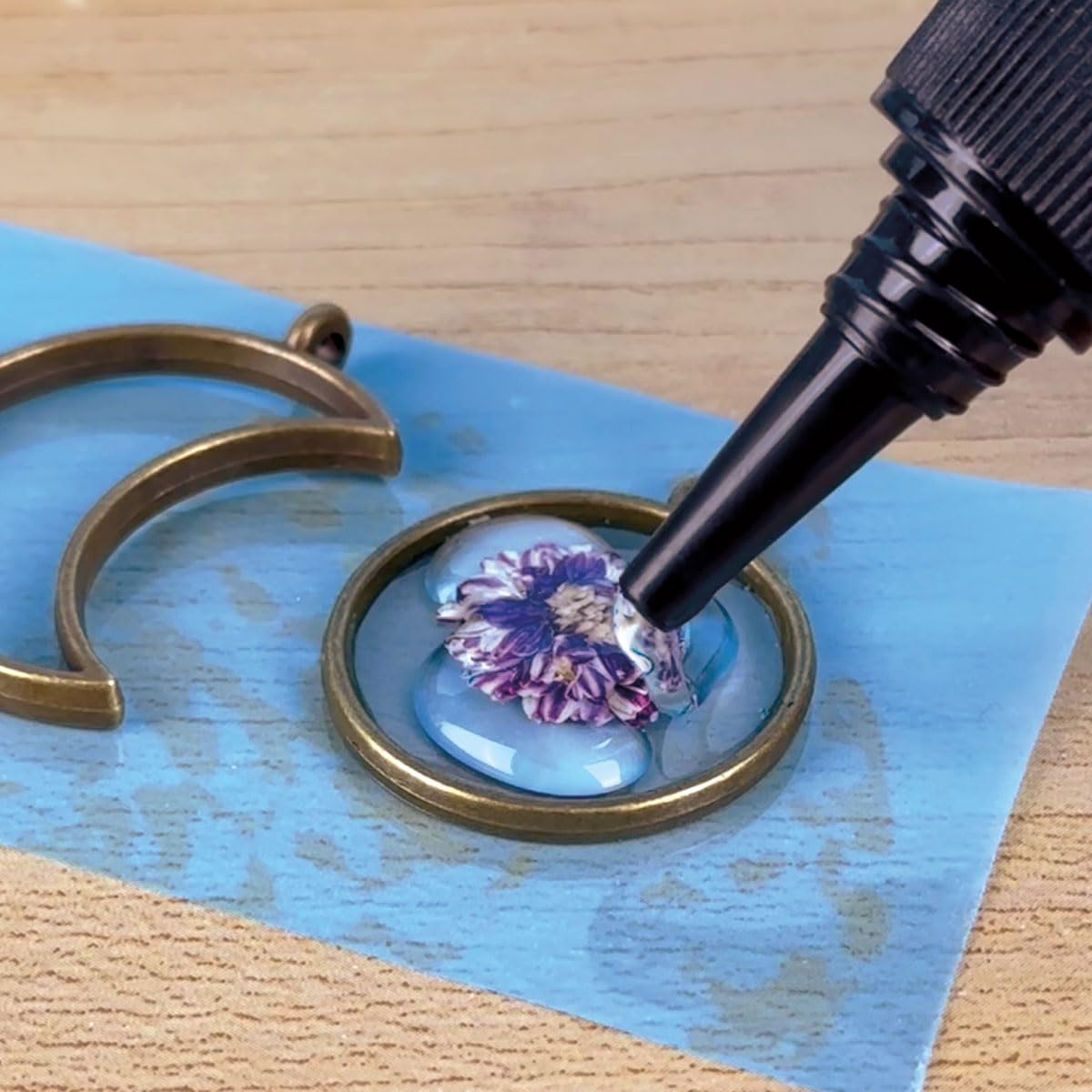 Resina UV Trasparente per Bijoux e Gioielli, indurimento Veloce, Filtro Anti-Ingiallimento, Effetto Acqua, facile da usare e Sicura, Crea i tuoi Bijoux in Resina (200 gr)