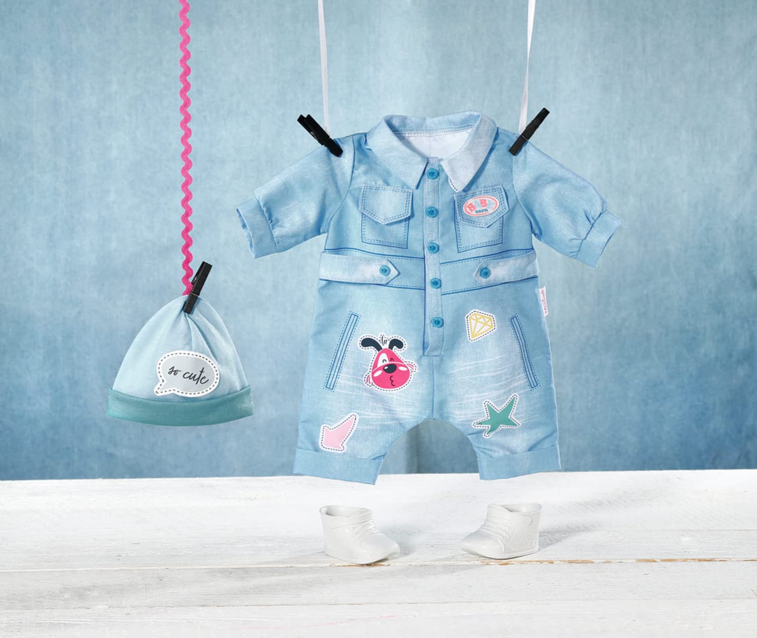 BABY born Deluxe Jeans kombinezon - pasuje do lalek 43 cm - zawiera kombinezon, kapelusz i buty, łatwe dla małych dłoni - promuje empatię i umiejętności społeczne - odpowiedni dla dzieci w wieku od 3