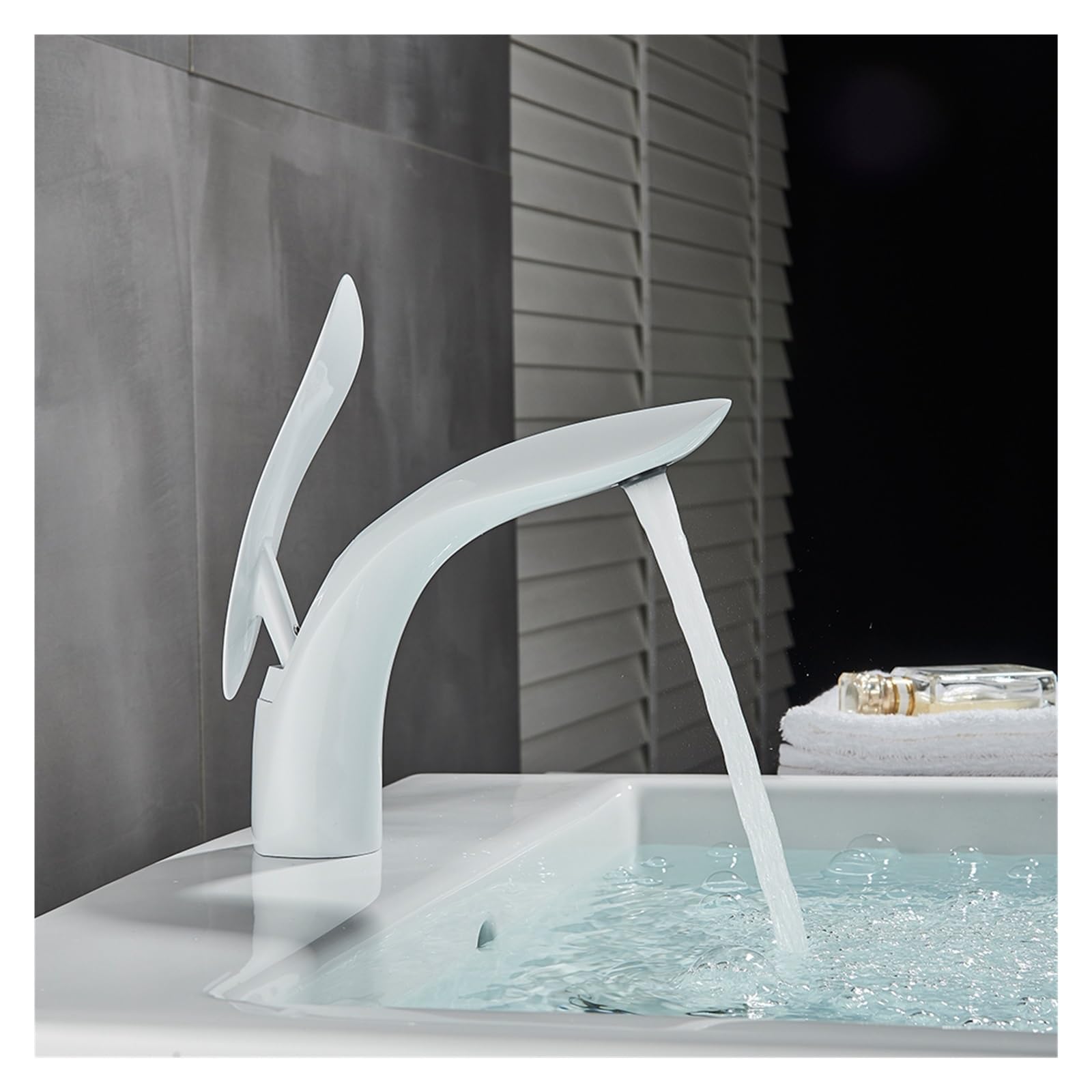 Robinet de lavabo en laiton nordique blanc pour rénover un meuble vasque de créateur
