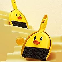 طقم مقشة وجاروف بتصميم صغير متعدد الاستخدامات من قطعة واحدة، مقشة صغيرة بتصميم كرتوني على شكل بطة صفراء للاطفال، شعر المقشة بلون رمادي فاتح.