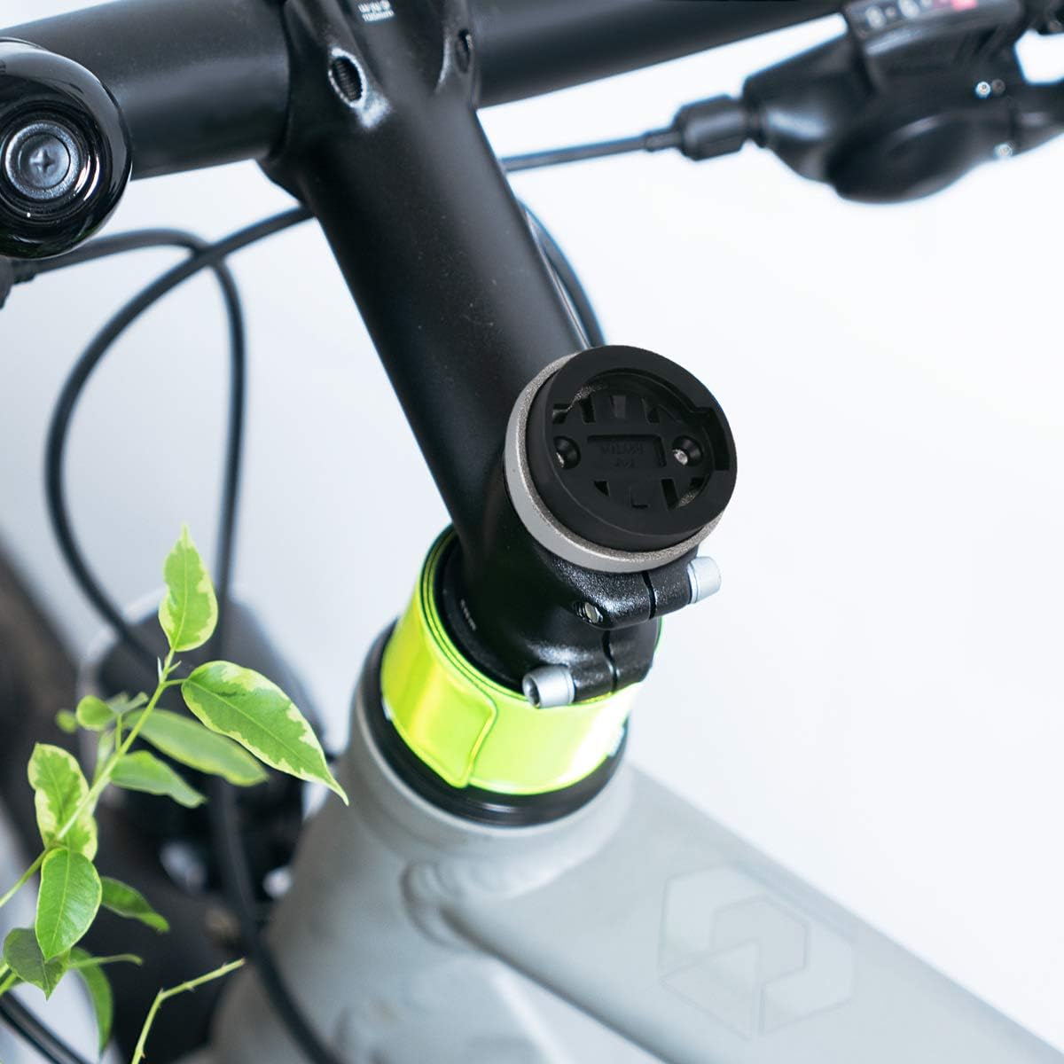 kwmobile 1x bicycle mount compatible with garmin edgebryton ridercateye set of 1 top cap mounts for bike gps navigation