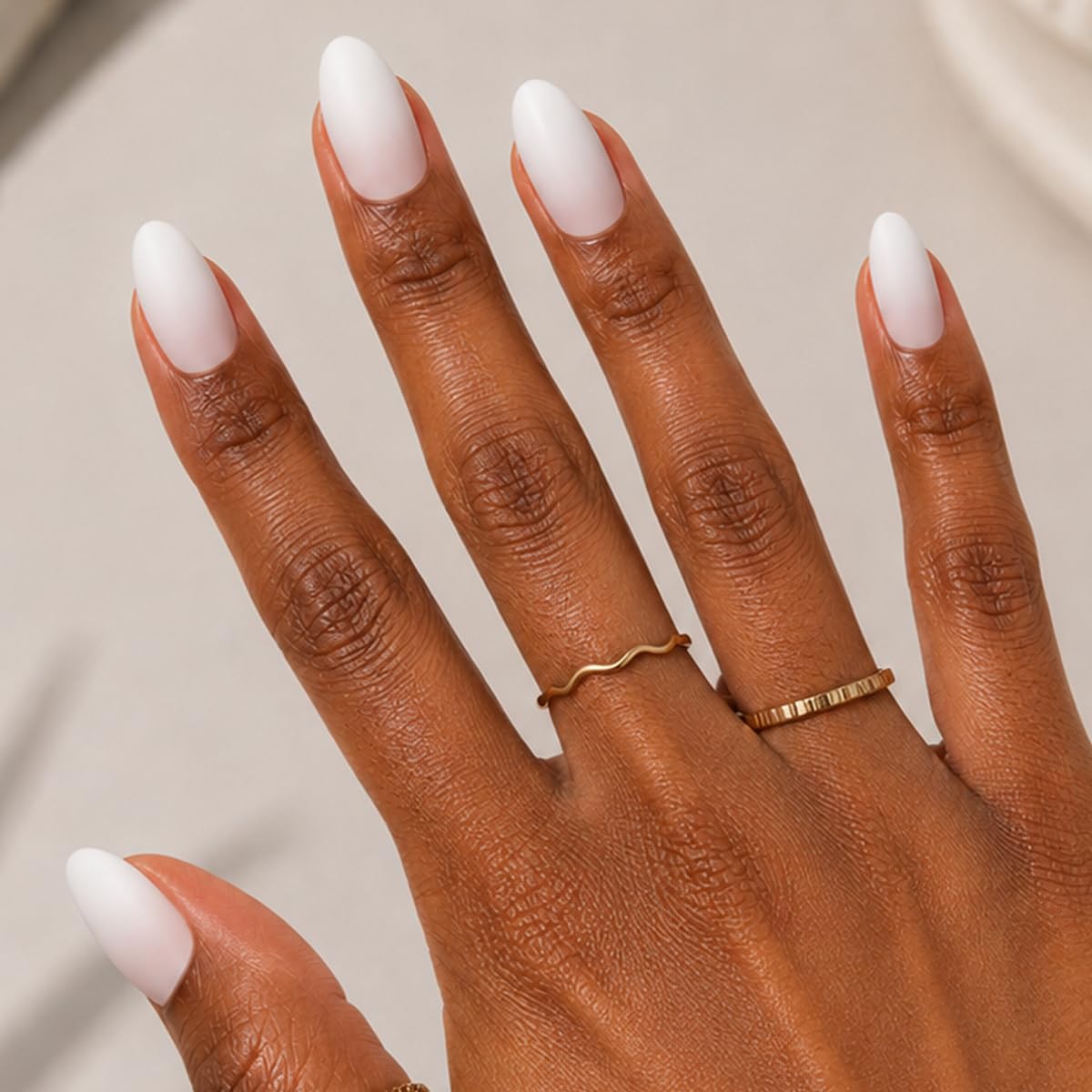 Uñas a presión instantáneas Olive & June, gradiente de jarabe blanco puro, mediano | Kit de manicura adhesivo con calidad de salón; 42 uñas postizas no tóxicas en 21 tamaños, materiales reciclados, aspecto realista, dura 14 días