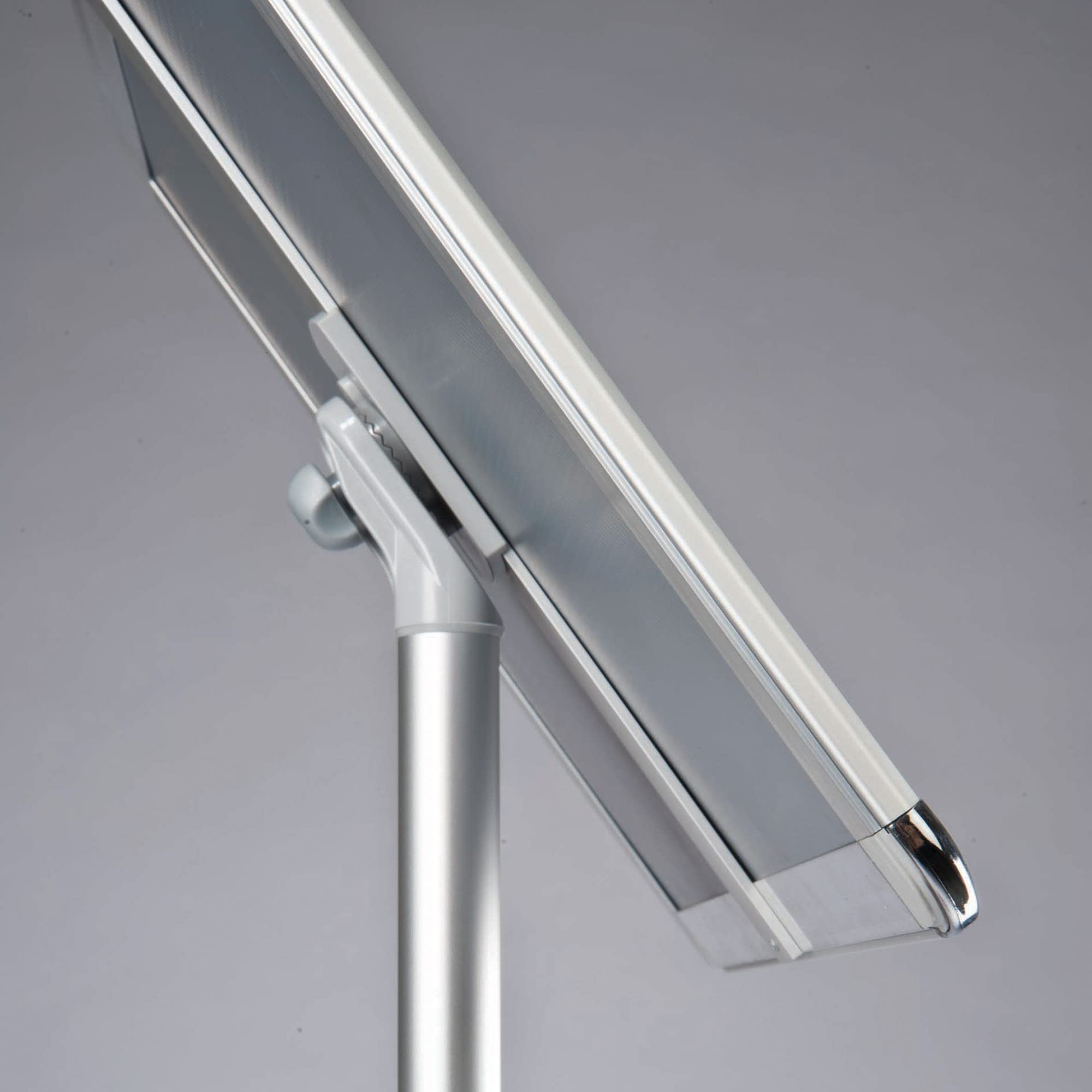Soporte informativo clásico DIN A4 Rondo para carteles 210 x 297 mm | Soporte de información de diseño plateado (1 m de altura) | Placa base de aluminio pesado inoxidable