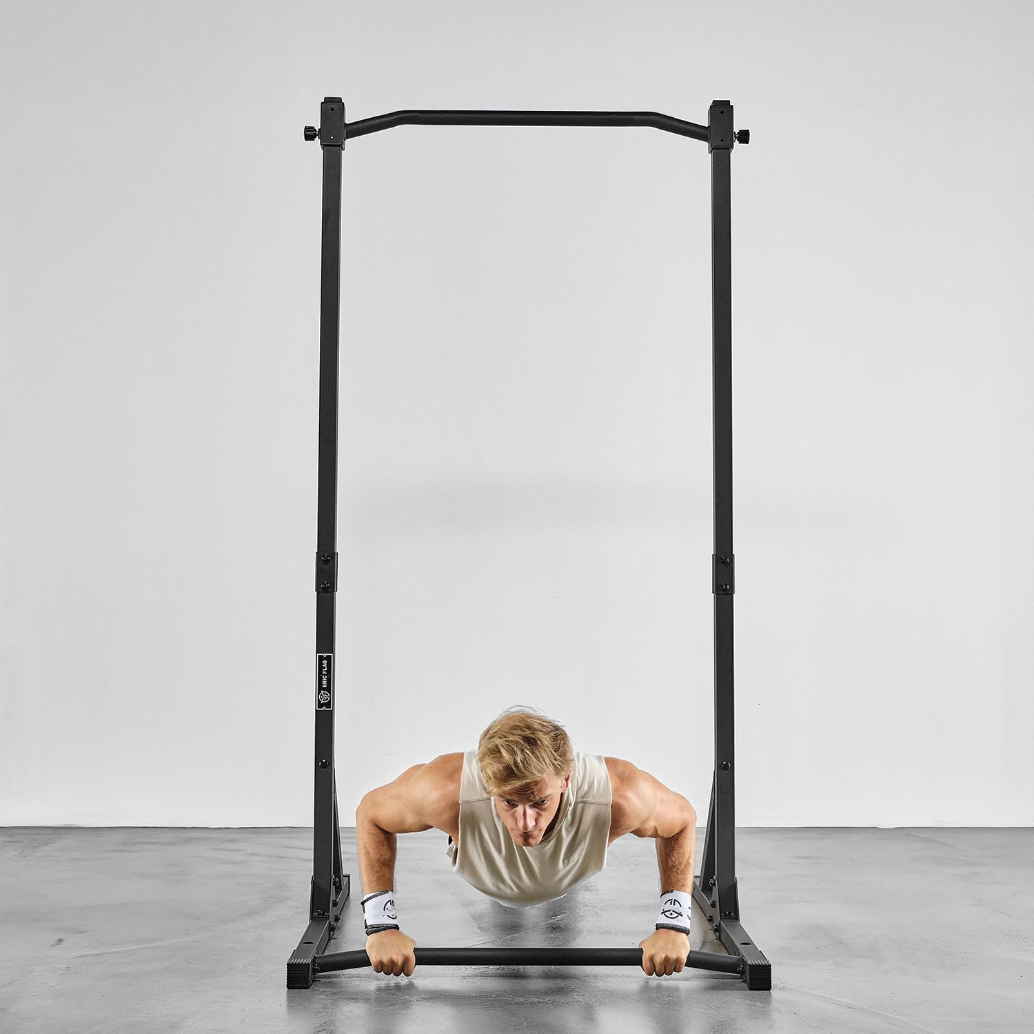 Eric Flag - Barra di trazione regolabile da 105 cm a 210 cm per sollevamento pesi, Calisthenics, Home Gym - Barra di trazione su piede e senza fissaggio in acciaio, supporta fino a 300 kg di carico