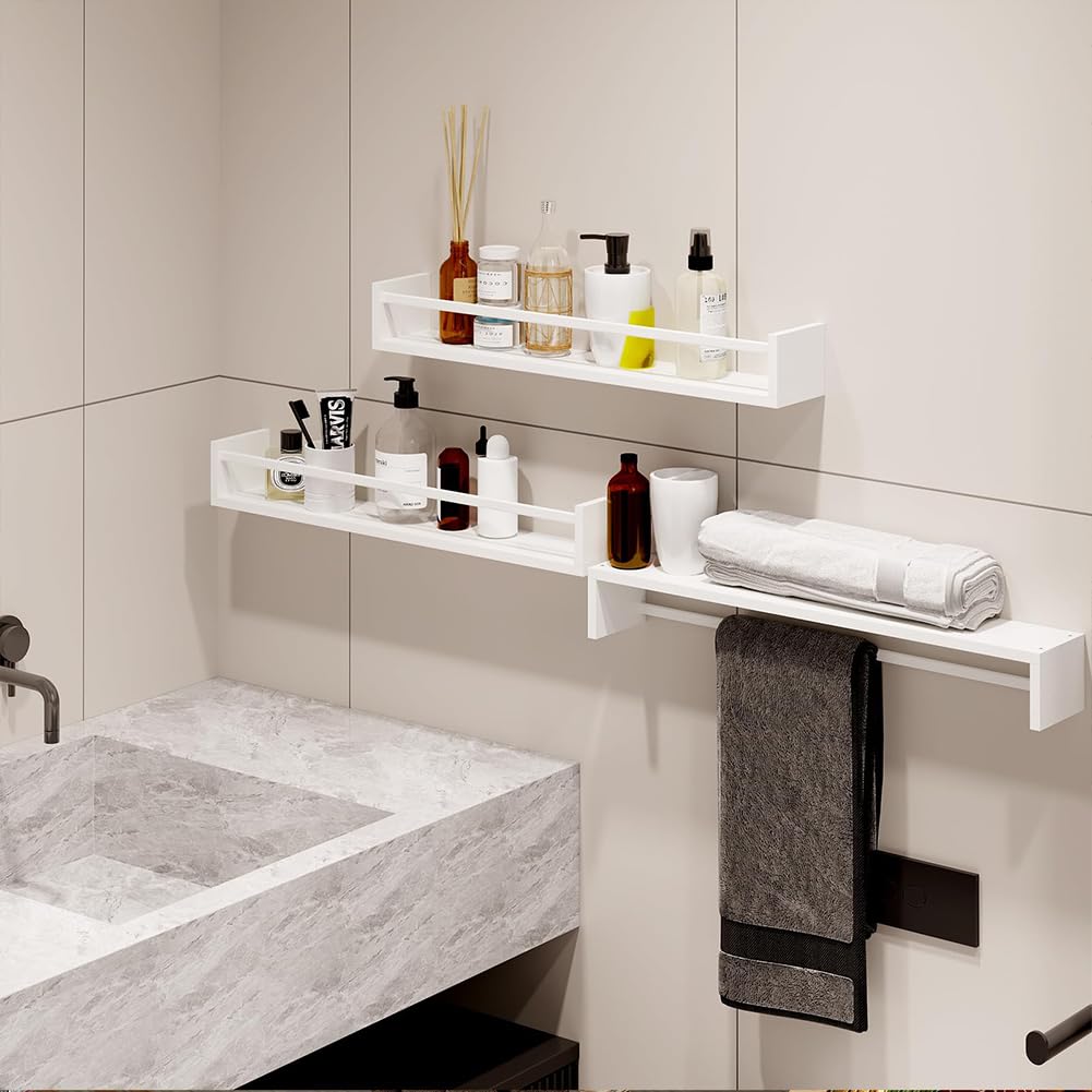 BAKAJI Set 3 Mensole da Parete in Legno, Scaffali a Muro Multiuso e Barra di Protezione Oggetti, Scaffalatura per Camera da Letto, Soggiorno, Cucina, Bagno, Libreria Salvaspazio 3 x 60 cm (Bianco)