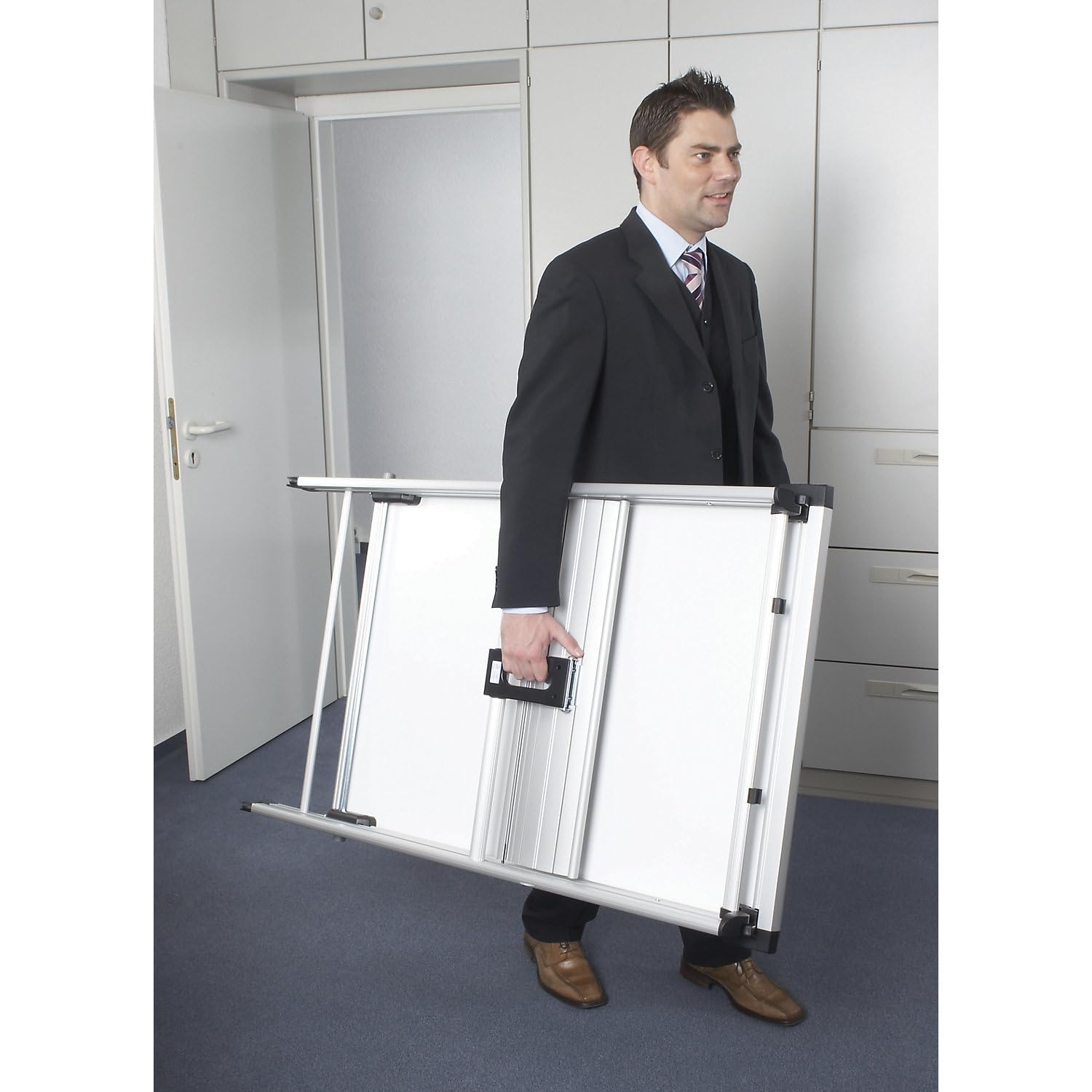 MAUL Flipchart mobil silber MAULpro stufenlos verstellbar auf Rollen | stabiler Alurahmen, flexible Arbeitshöhe, magnethaftende Schreibfläche, trocken abwischbar, breite Ablageschale