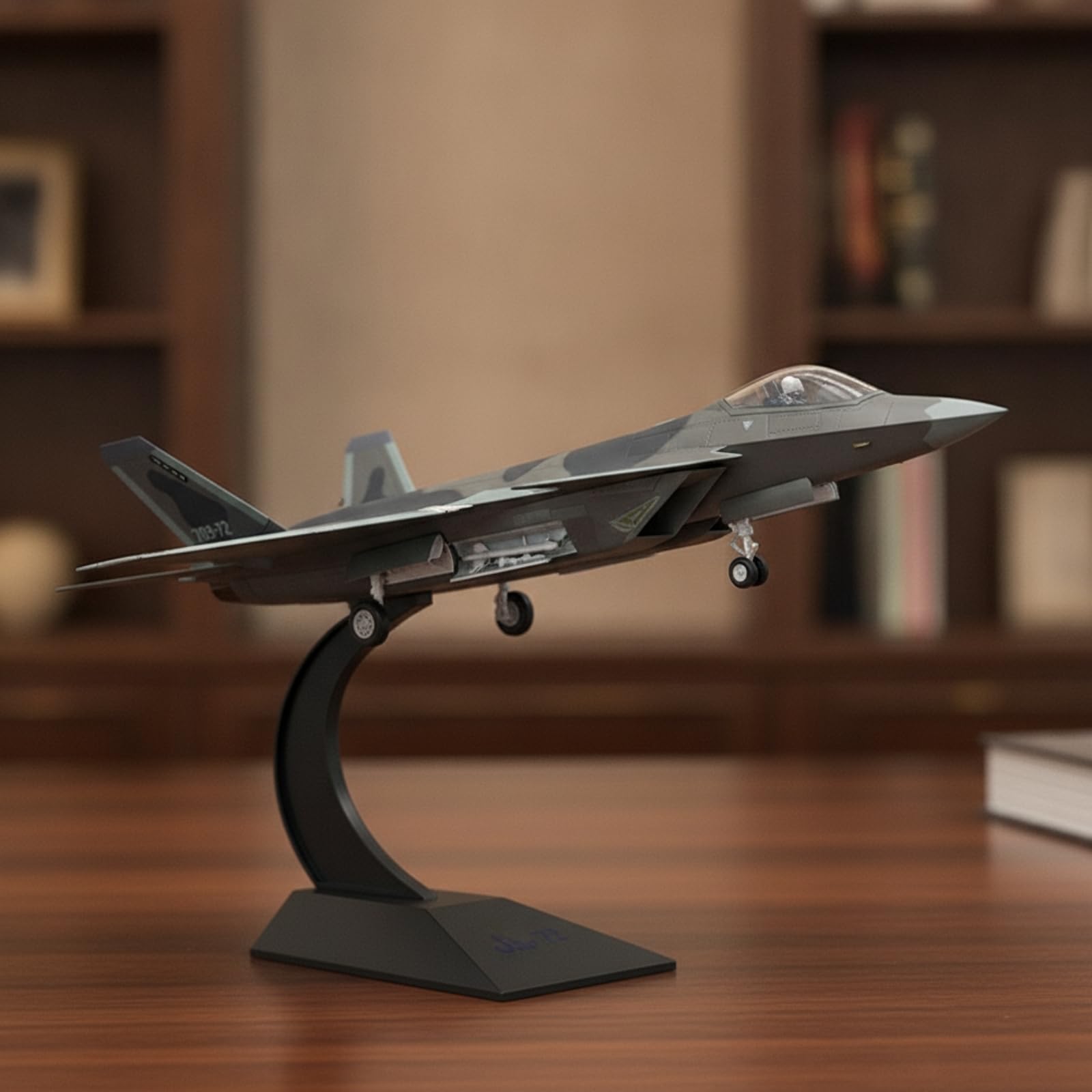Modellino di Caccia J-20 Statico Modellino di Aereo con Supporto Elegante Aereo da Caccia in Miniatura per Scrivania