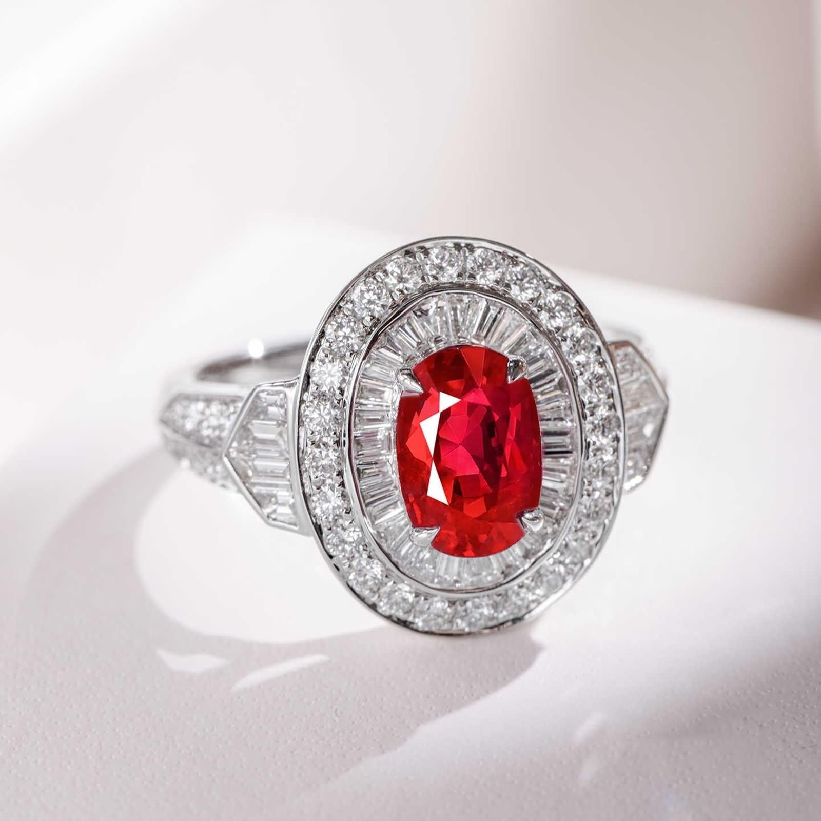 Anello di fidanzamento in oro 9 K/14 K/18 K in rubino sintetico, anello da cocktail con pietra preziosa pavé di lusso per lei, anelli di anniversario con rubino ovale coltivato in laboratorio