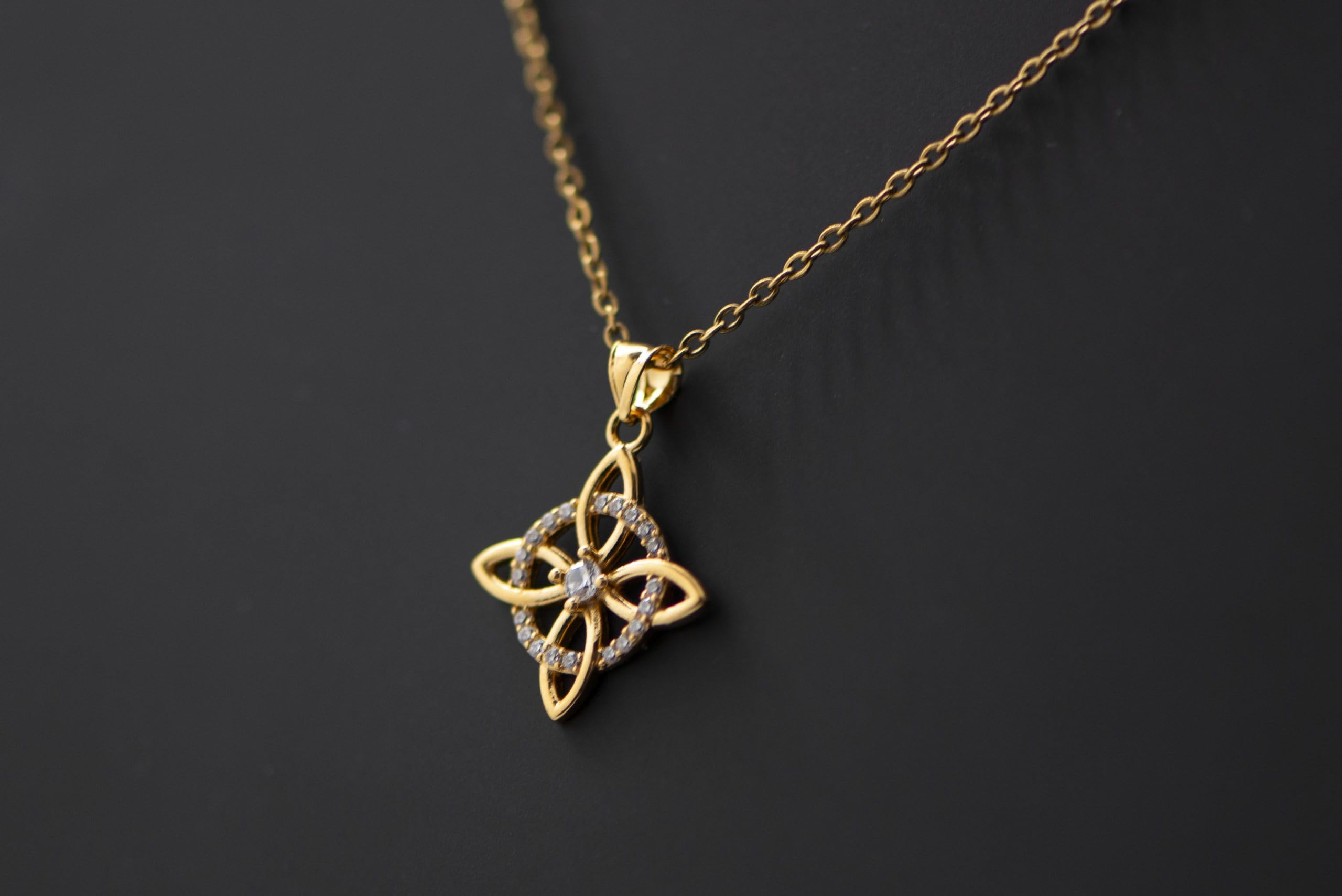 Colgante Nudo de Bruja Chapado Oro 18K y Circonitas