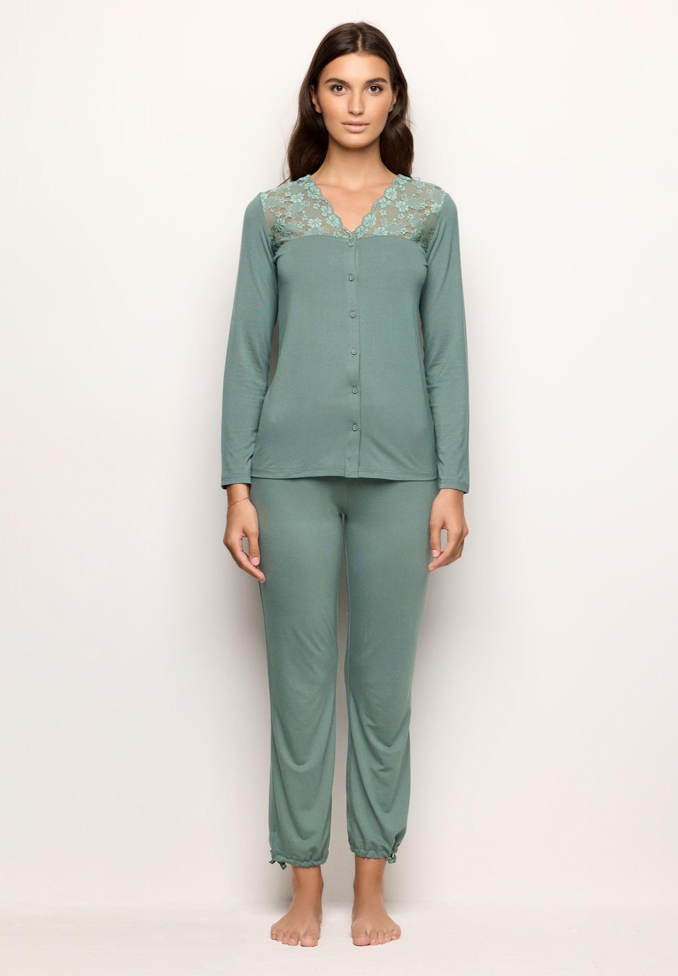 YAMAMAY - Pigiama Aperto Lungo, Donna, Verde Salvia, 95% Viscose 5% Elastan, Jersey di Viscosa con Inserti in Pizzo Elasticizzato, Monocromo