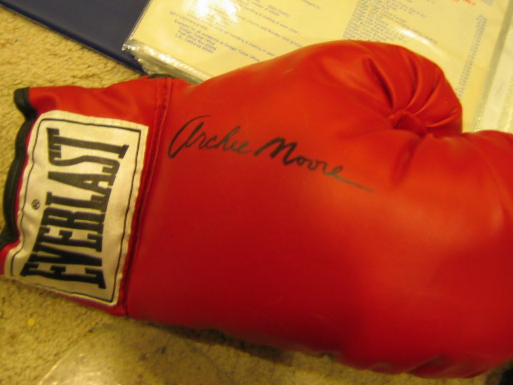* ARCHIE MOORE (D) * signed Everlast boxing glove (Jim Stinson) / UACC RD # 212