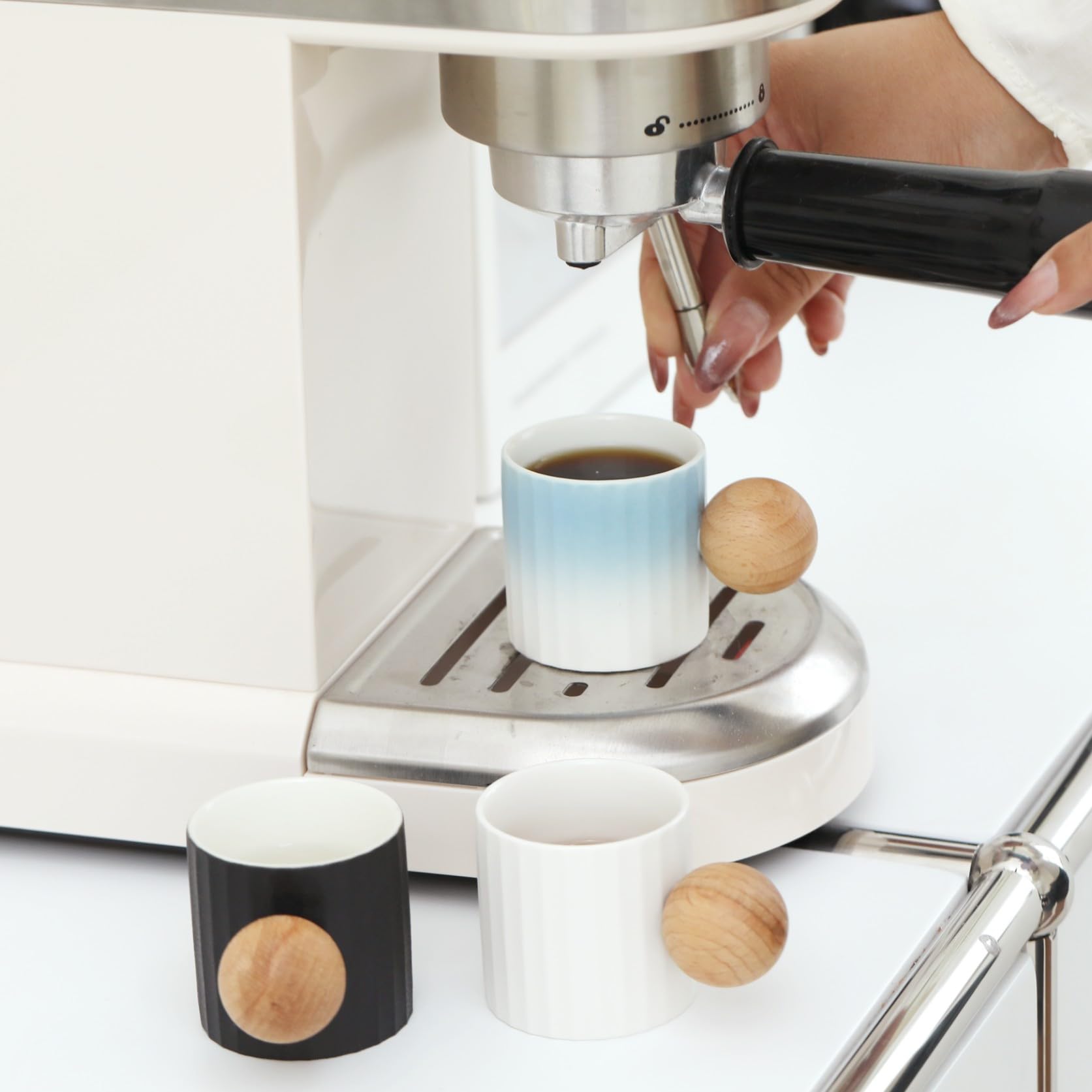 Espressotassen aus Keramik, 2er-Set, 57 ml, Mini-Espressotassen, runder Holzgriff, Streifen, Demitasse-Tassen für Tee oder Kaffee (2, weiß)