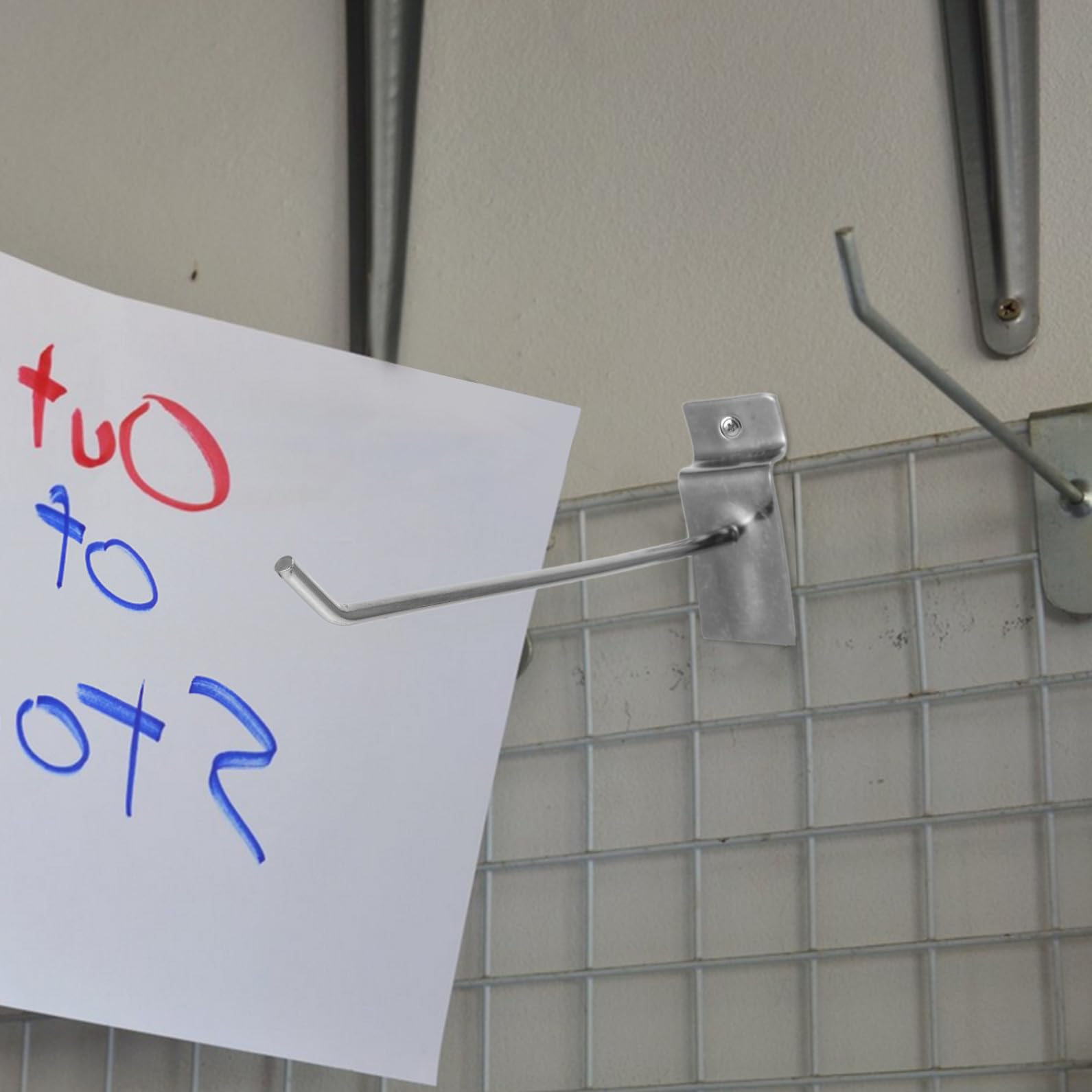 50piezas Ganchos para Tableros Perforados de Hierro Soporte para Accesorios de Teléfono, Instalación Rápida y Diseño Ahorrador de Espacio para Paredes de Listones y Estantes