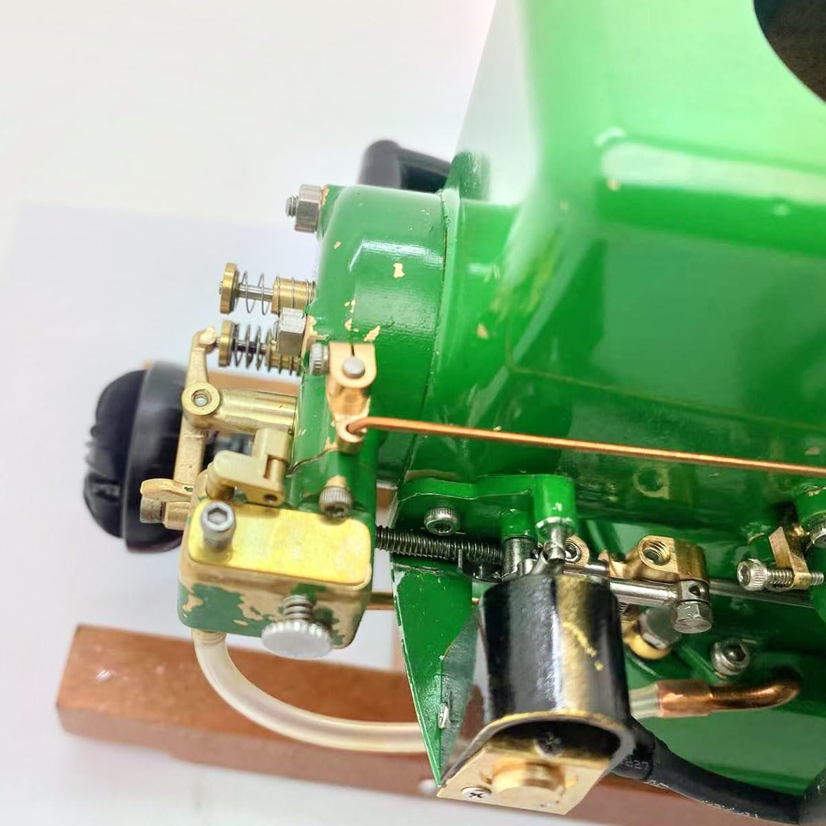 RETROL OKMO Morse Z jednocylindrowy, 4-suwowy silnik benzynowy z miniaturowym regulatorem dławienia, mini silnik z układem zapłonowym i drewnianym stojakiem ekspozycyjnym, industrialna dekoracja
