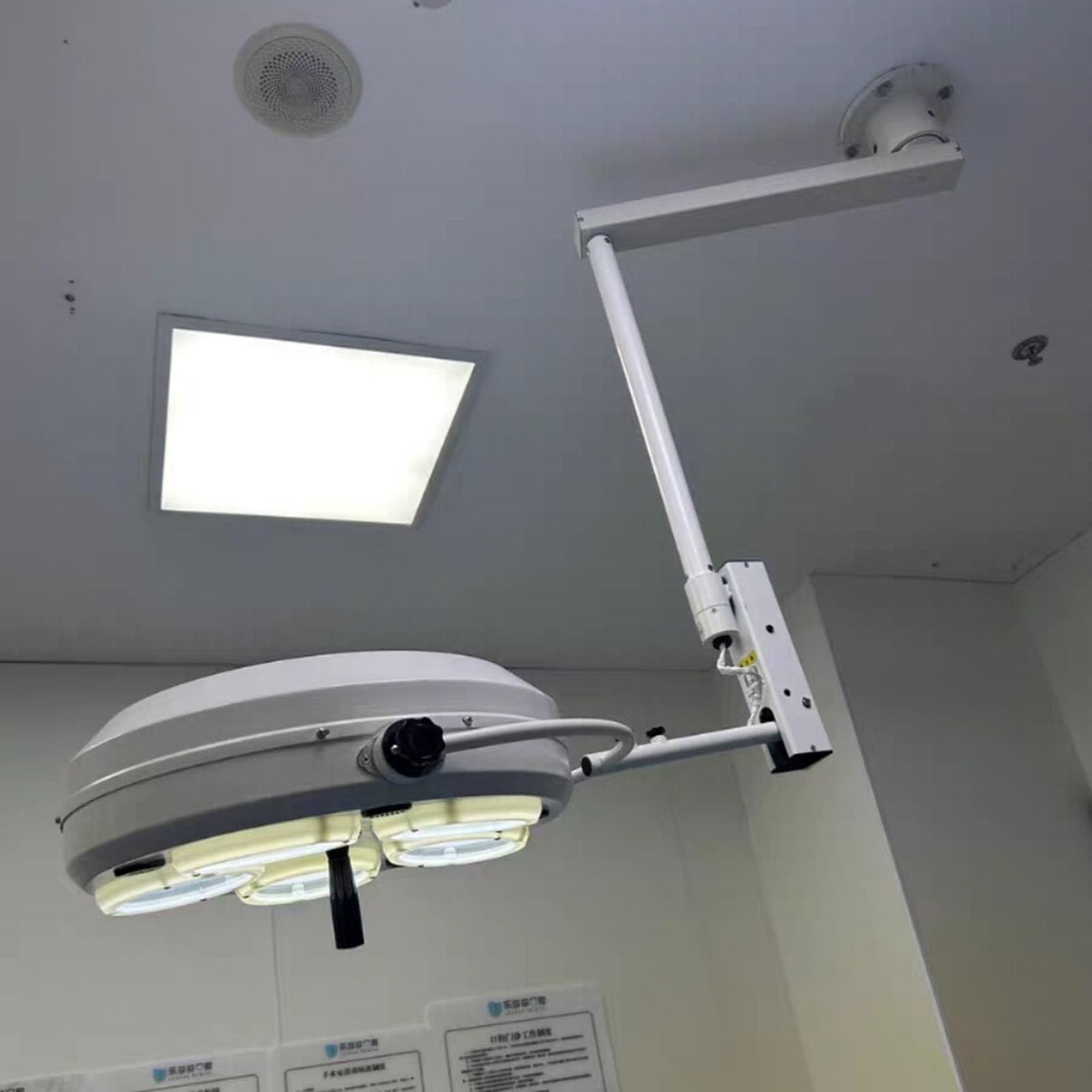 Medyczna lampa zabiegowa LED – sufitowa, bezcieniowa lampa operacyjna z obrotem o 180°; do badań zwierząt, implantologii stomatologicznej oraz zabiegów kosmetycznych