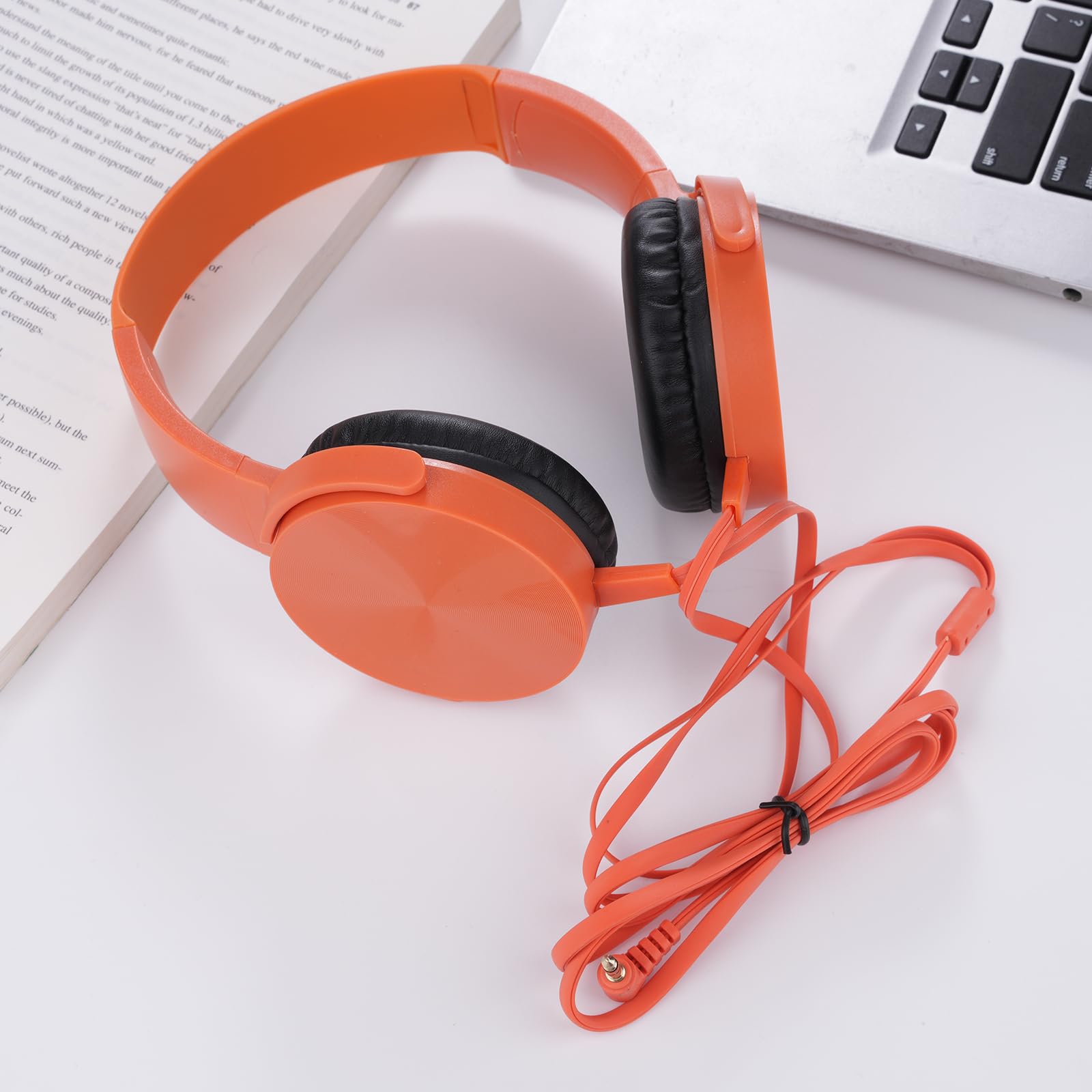 Paquete de 2 auriculares para niños para estudiantes de aula, auriculares con cable, juego de auriculares duraderos para niños, adolescentes, niños y adultos (LS450, verde y naranja)