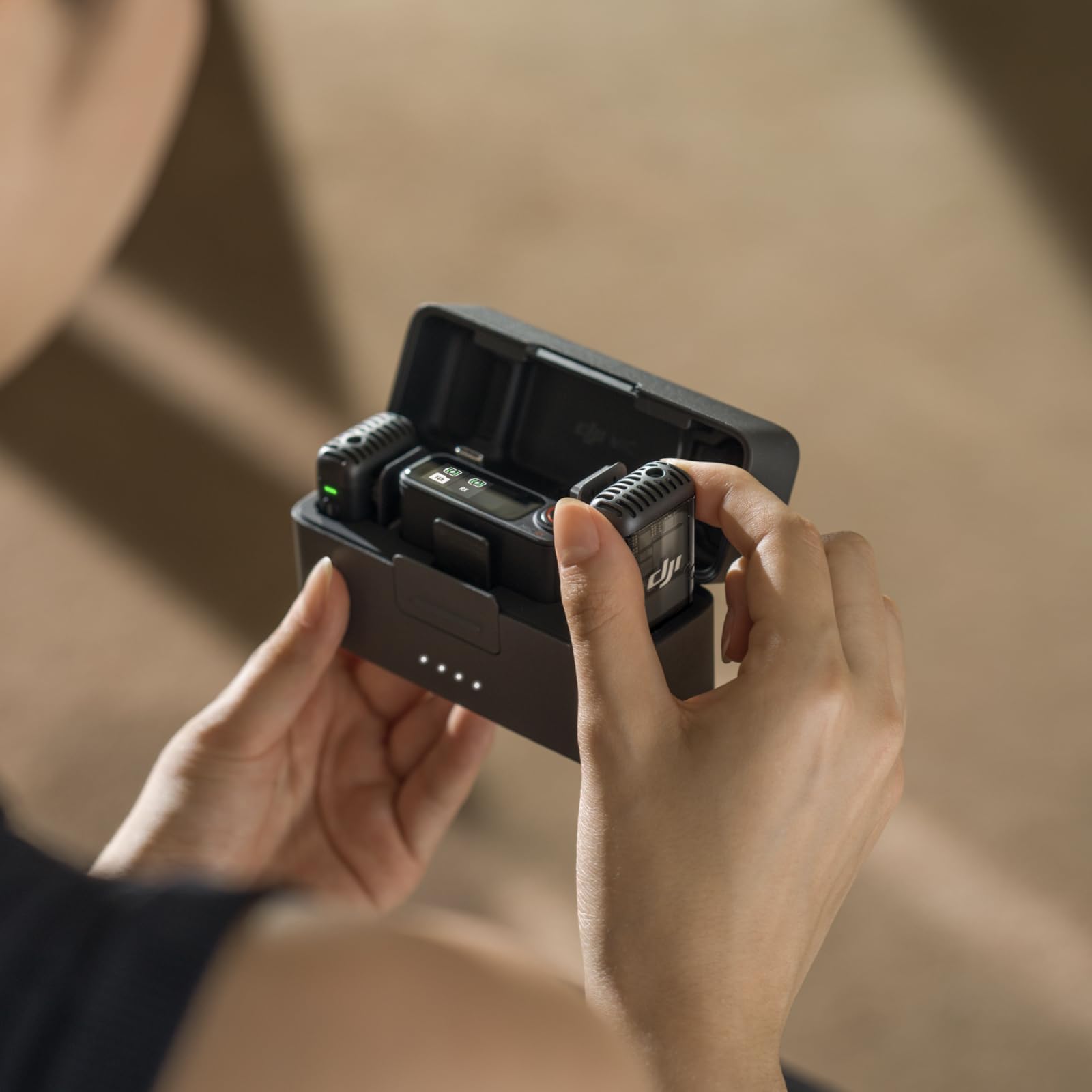 DJI Mic 2 (2 TX + 1 RX + Boîtier de Recharge), Micro sans Fil Tout-en-Un, Réduction Intel. du Bruit, Enregistrement Interne 32 Bits à Virgule Flottante, Portée de 250 m