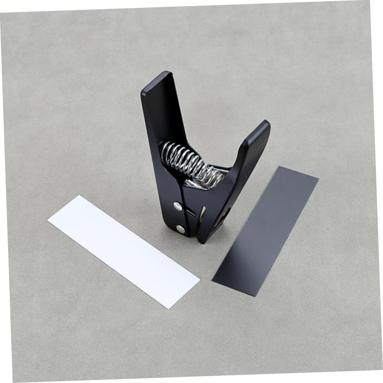 HANABASS Taglierina per Plettro Chitarra Puncher DIY Nero Strumento Portatile per Creare Plettri Precisi per Musicisti e Kit Bass Guitar Maker