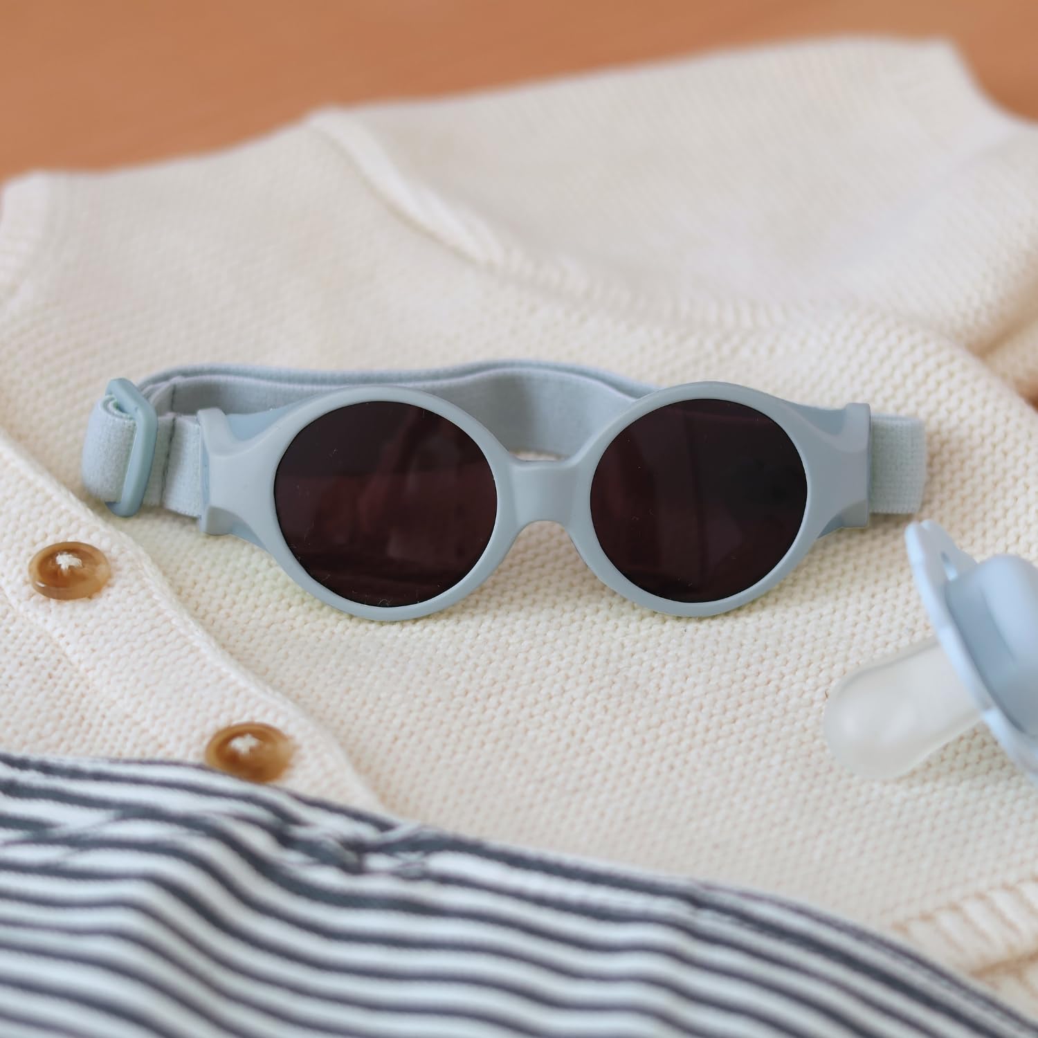 Béaba, Lunettes de soleil pour bébé 0-9 mois, Protection 100% UV - CAT 4, Protection Latérale, Confort Optimal, Bandeau élastique ajustable, Collection Glee, Galet