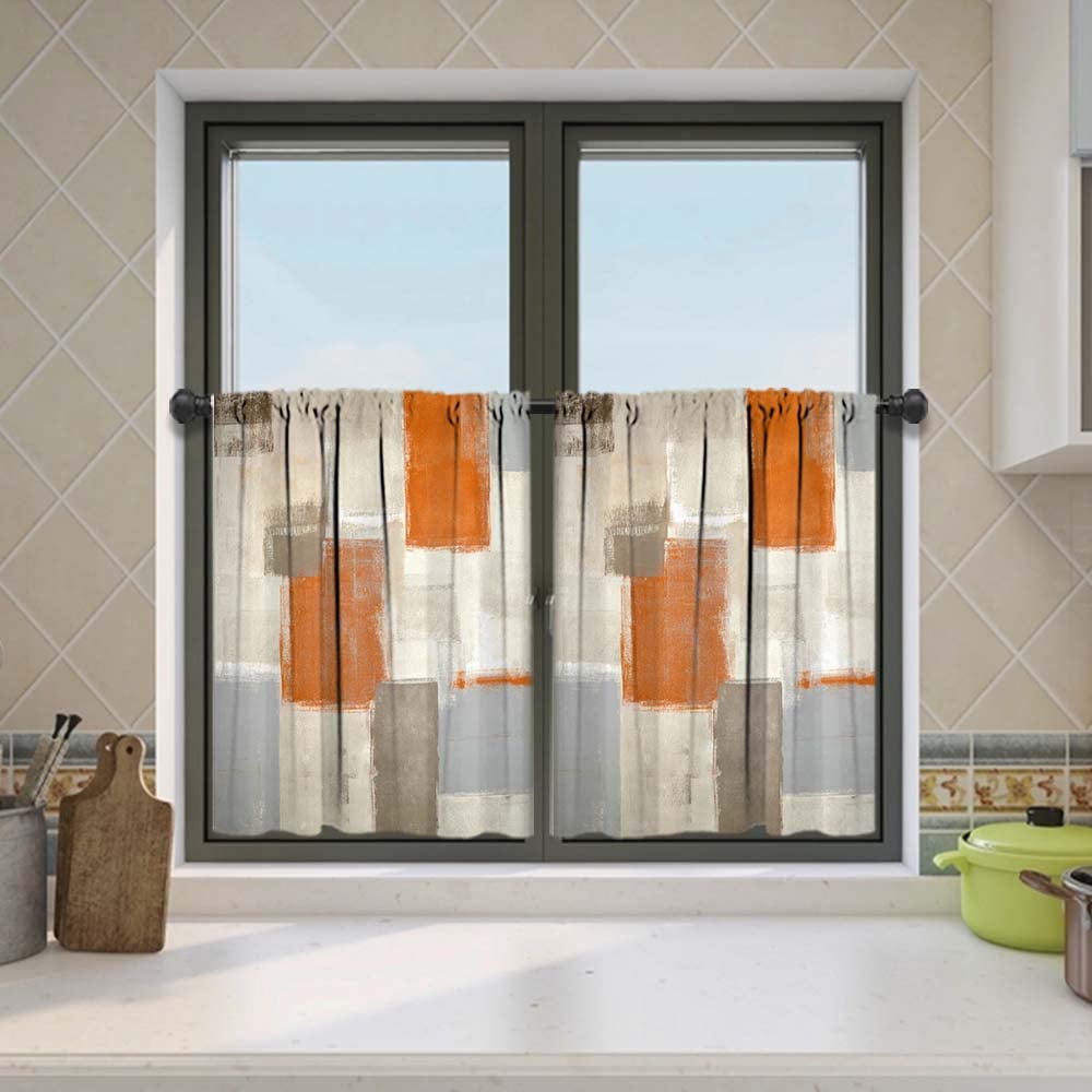 Rideaux de cuisine beige filtrant la lumière et protégeant l'intimité