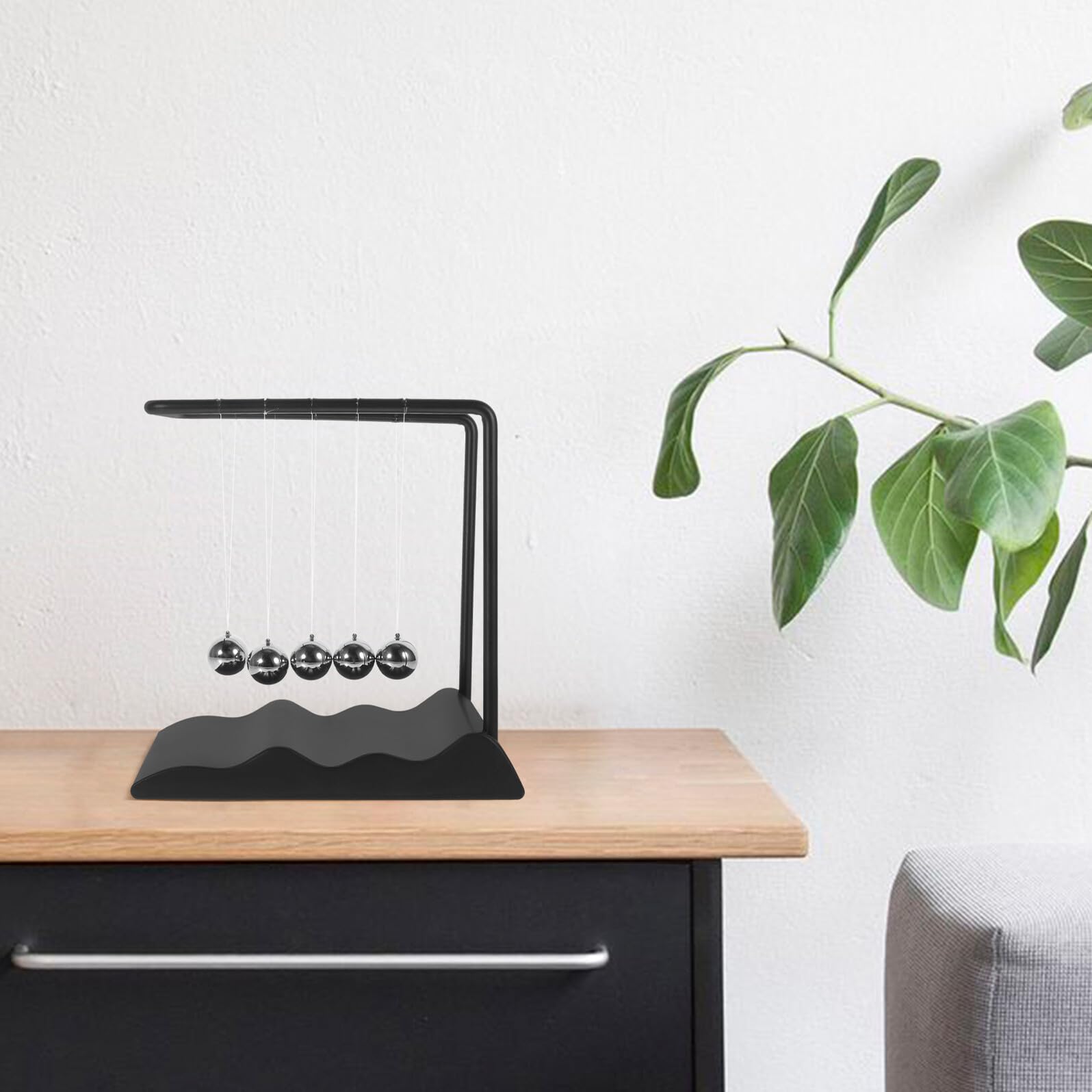 Berceau du Pendule de Newton Noir en Fer et PP pour Bureau