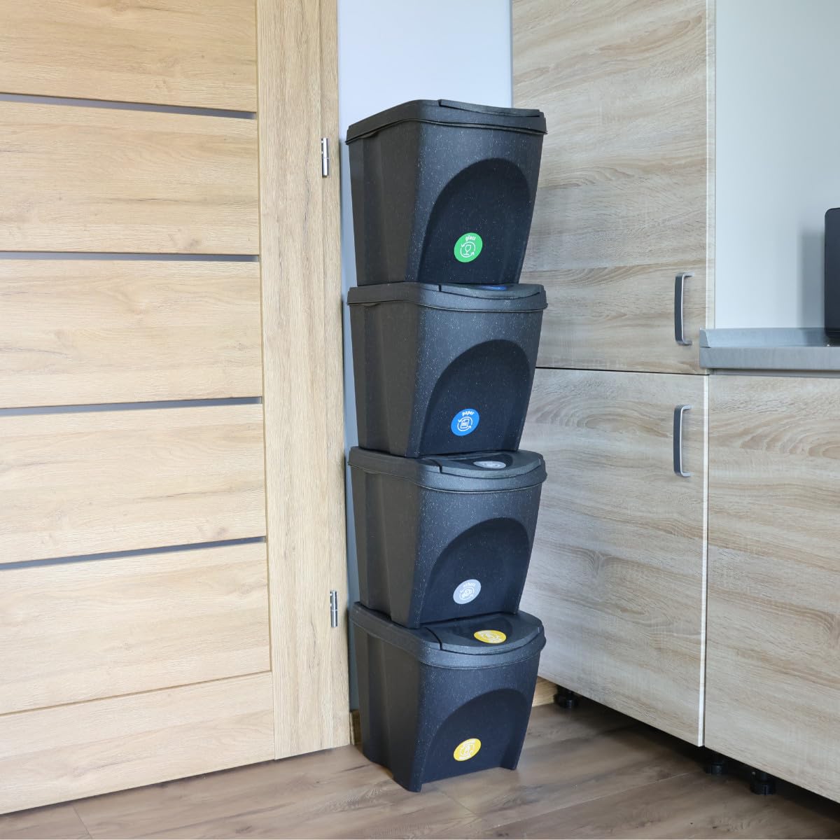 Zestaw 4 pojemników na śmieci + kolorowa naklejka z oznaczeniami rodzaju odpadów system segregacji śmieci ECO - zestaw 4 x 25 l koszy na śmieci w kolorze antracytowym do układania w stos, kompaktowe,