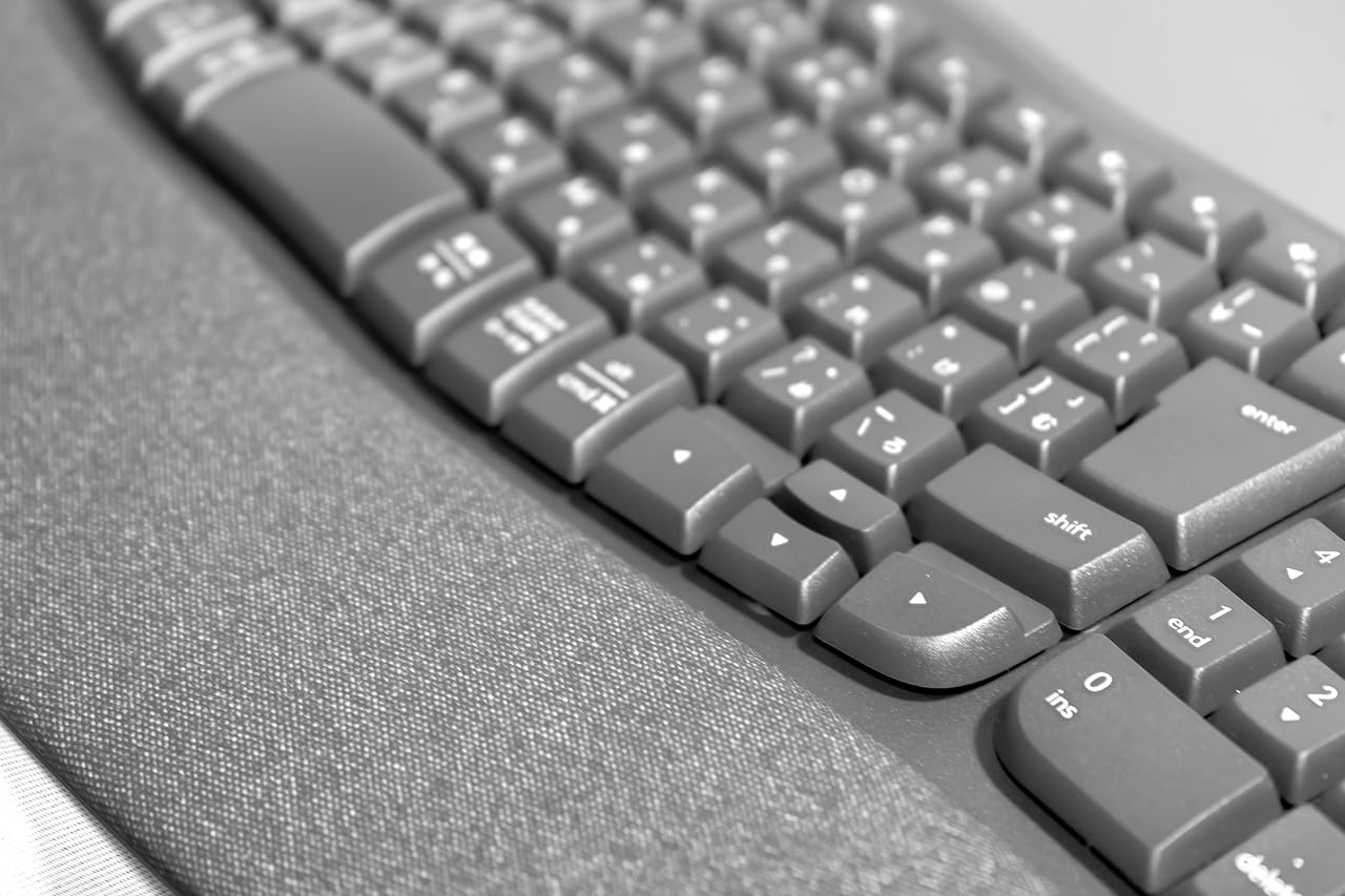 Amazon.co.jp: ロジクール WAVE KEYS K820 疲れにくい エルゴノミックキーボード Bluetooth Logi ...