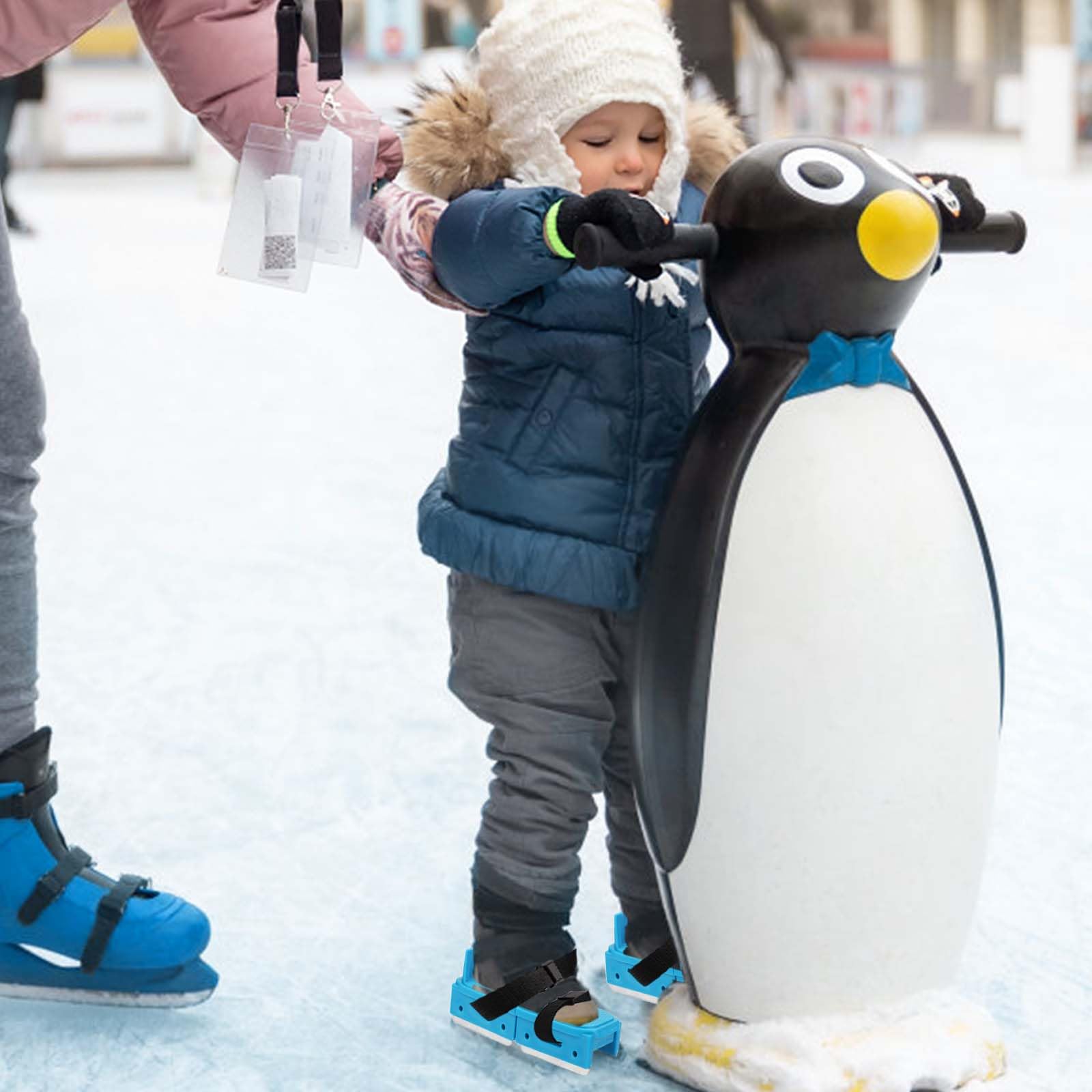 Een Paar Oude Witte Vrouwelijke Schaatsen Voor Schaatsen Met Ongebonden Veters Liggen Op Een Bruin Houten 1073222 1149