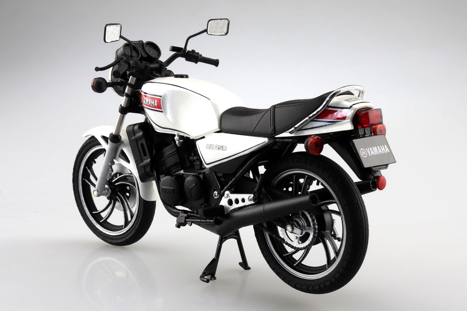 Aoshima Yamaha RZ250 New Pearl White 1:12 Scale Diecast Bike