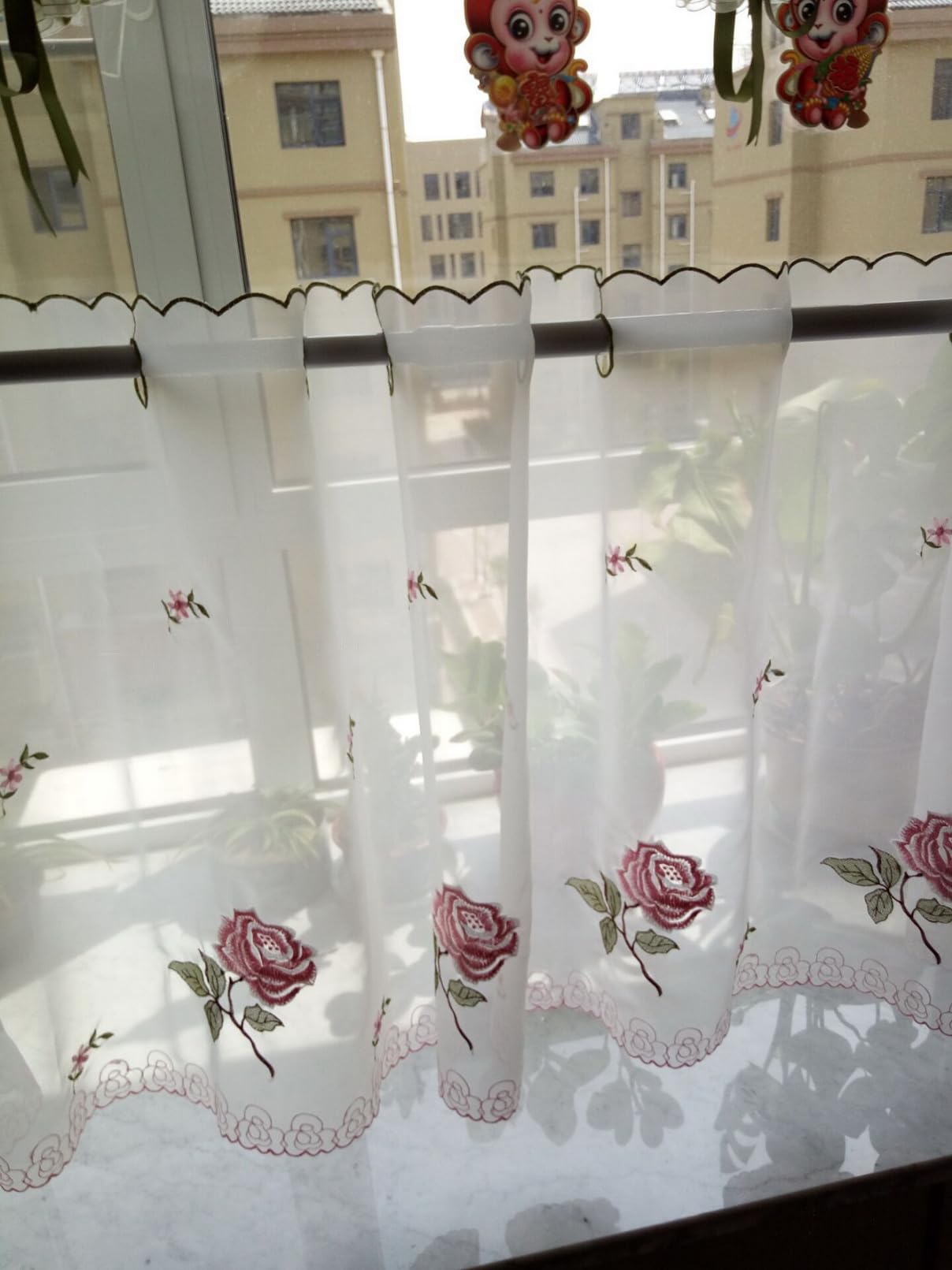A.Monamour Tenda Corta per Finestra Piccola Casale Rustico Bianco Voile Rosa Fiori Ricamo Semi Trasparente Occhielli Top Cafe Tenda a Pannello a Vetro da Cucina Bistrot Caffè Mezza Mantovana Tendina