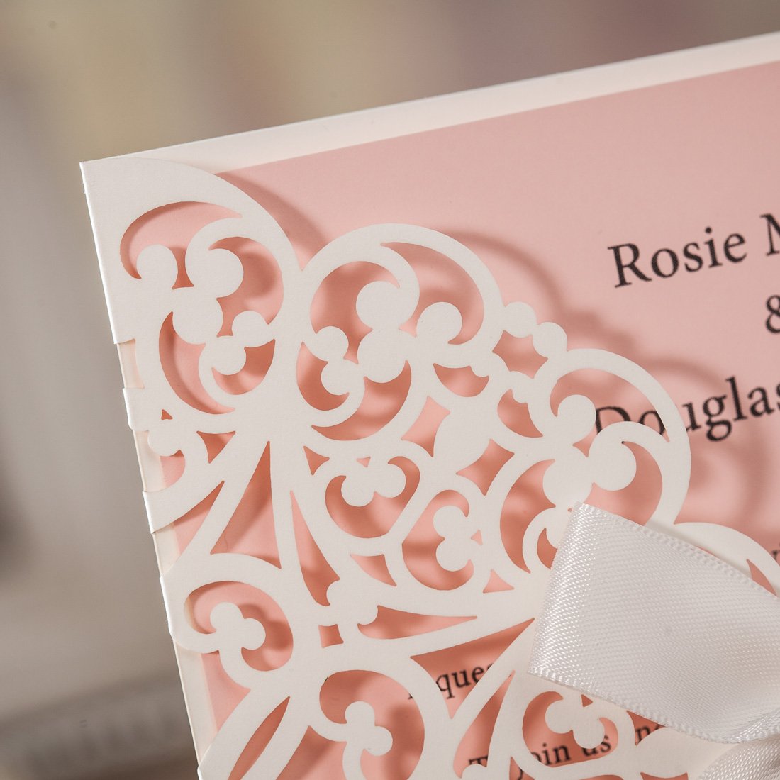 WISHMADE 50x białe i różowe kwadratowe zaproszenie ślubne Laserowo wycinane kartki z koronkową kokardką rękawami na baby shower, urodziny, koperty, uszczelki (50 sztuk)