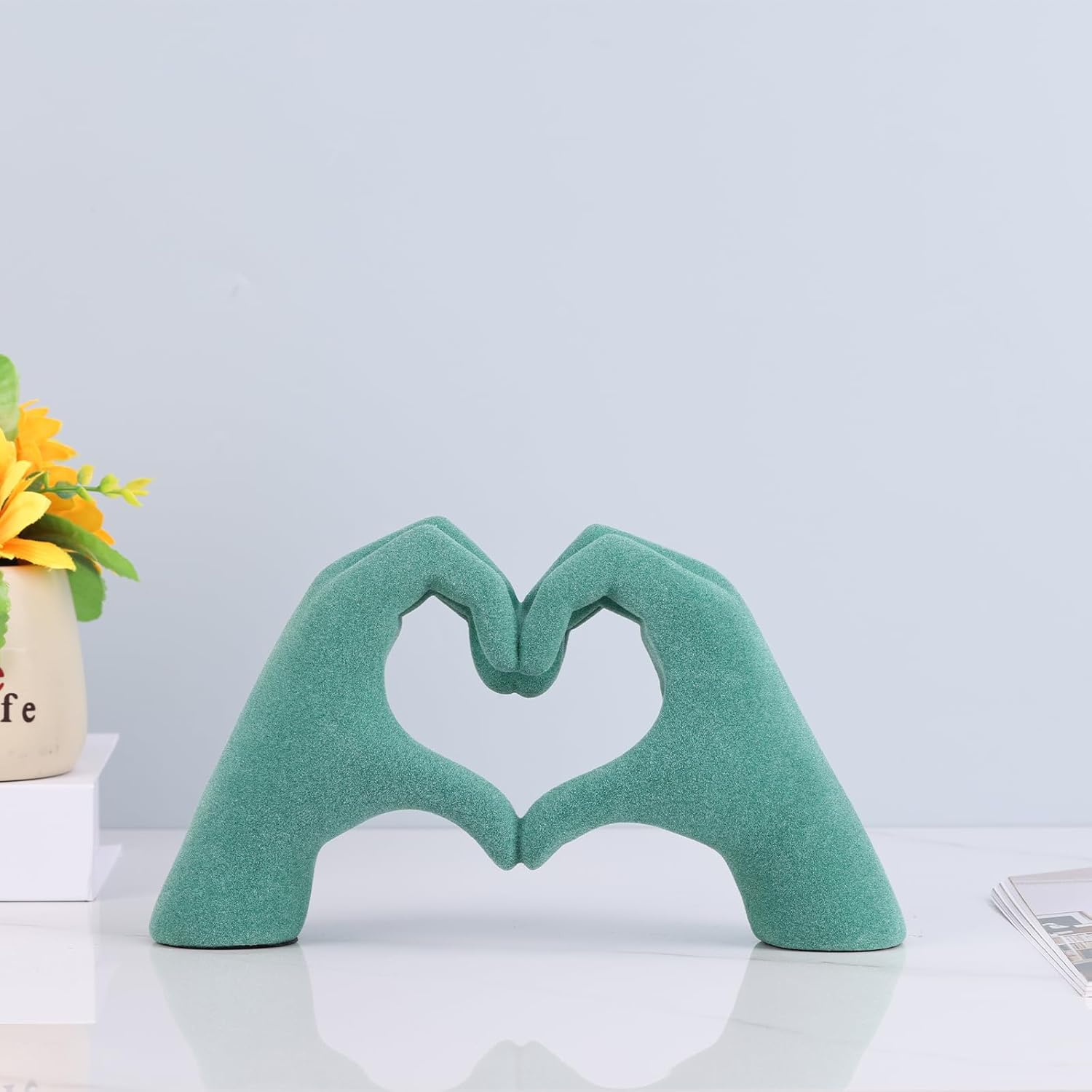DOVDOV Green Heart Hand Sculpture, Heart Hand Statue Home Decor Aesthetics, Suitable for Bookshelf Console Table Office Entrance Decoration Bohemian Wedding Decoration and Small Ornaments.